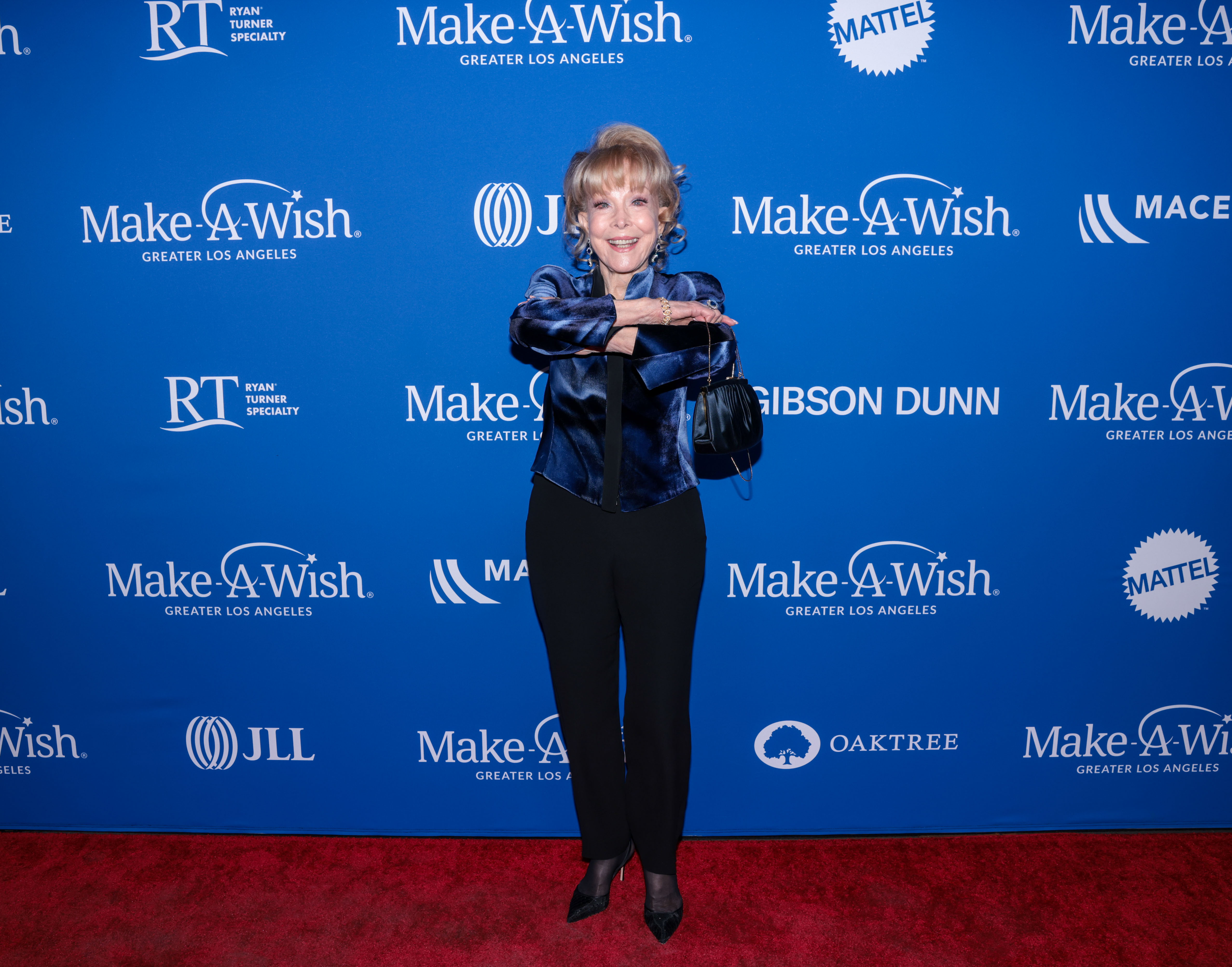 Barbara Eden posiert mit verschränkten Armen auf der Make-A-Wish Greater LA's Wish Gala am 19. November 2022 in Hollywood, Kalifornien. | Quelle: Getty Images