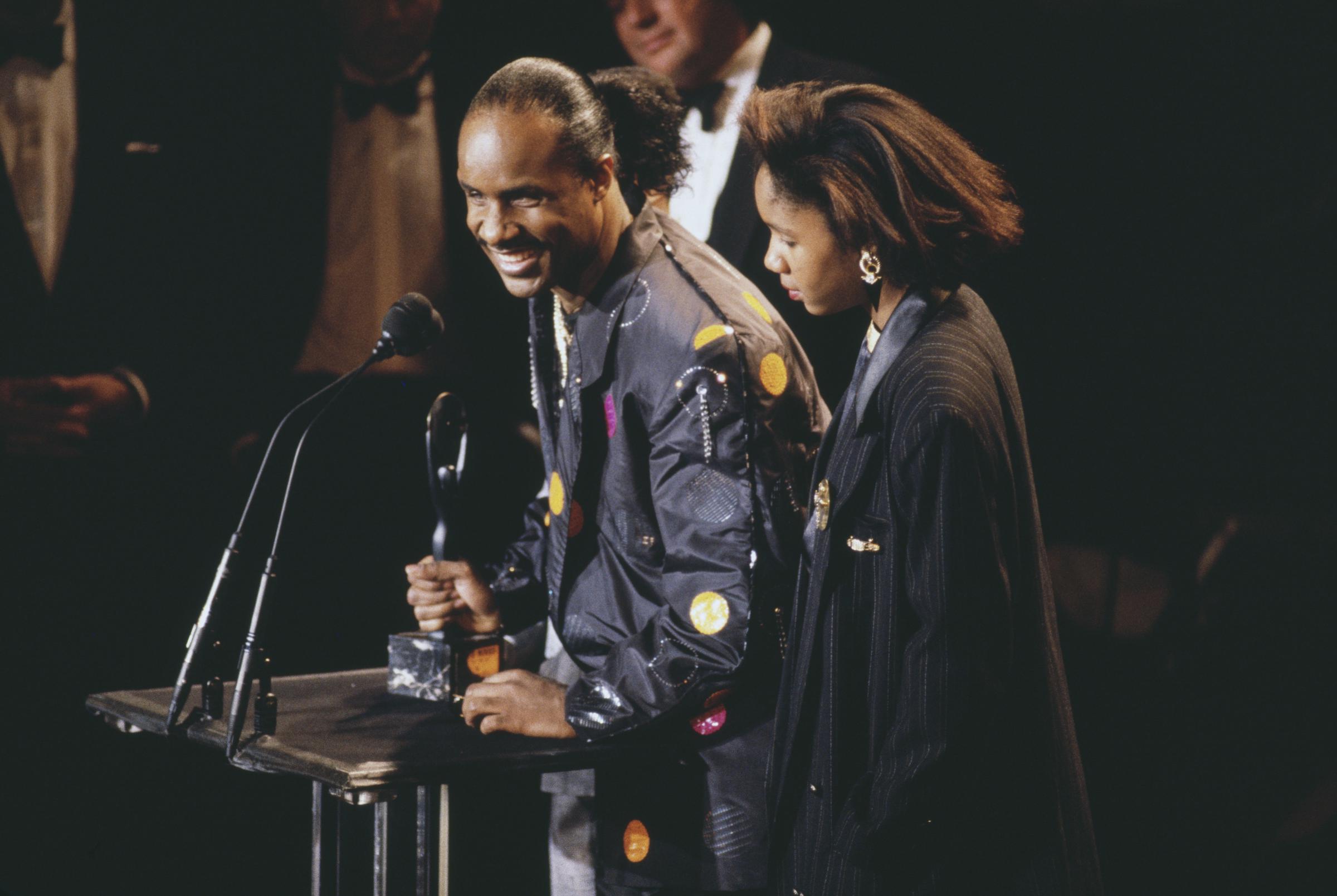 Stevie Wonder und Aisha Morris besuchen die 1989er "Rock & Roll Hall of Fame"-Einführungszeremonie am 1. Januar 1989 in New York. | Quelle: Getty Images