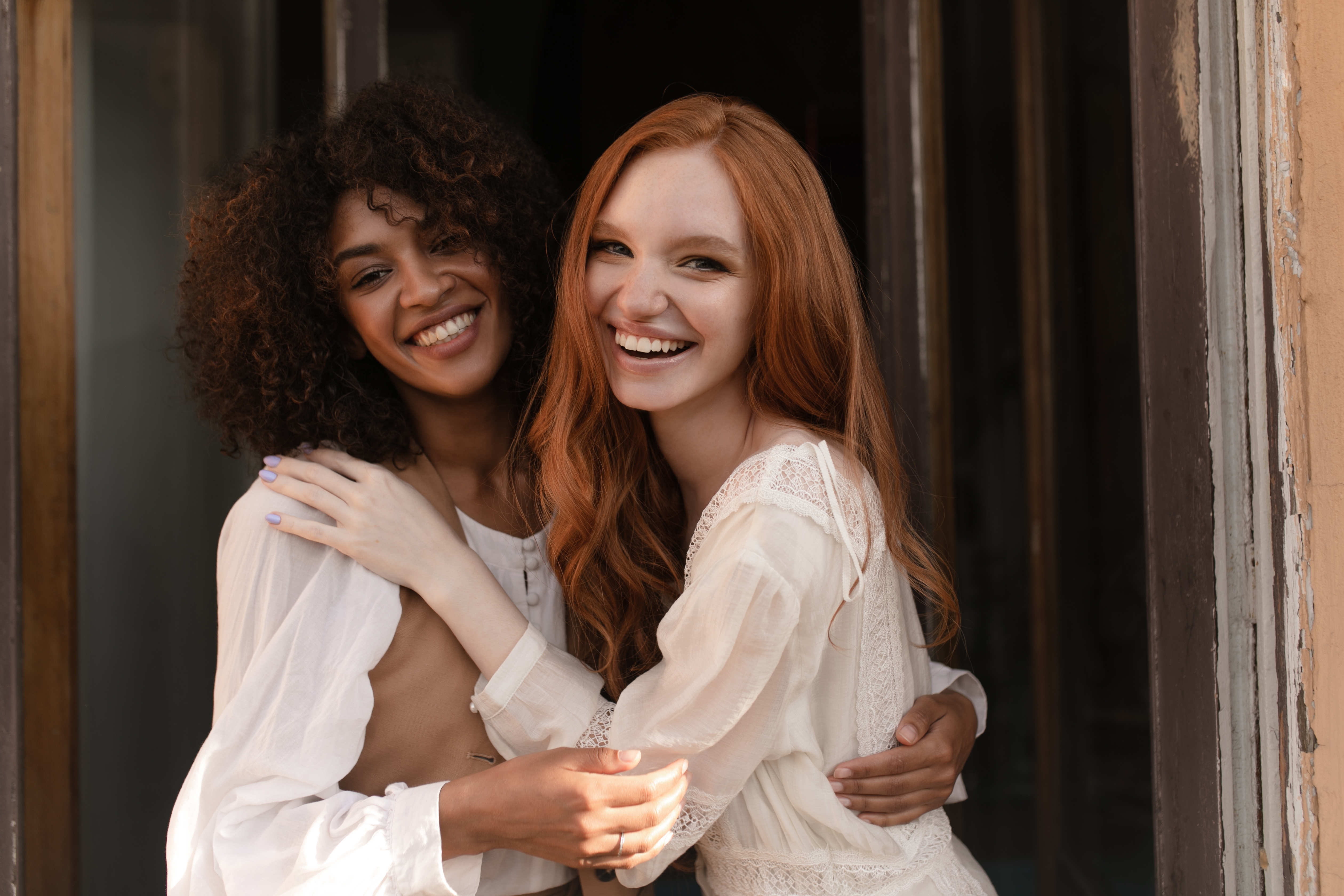 Zwei glückliche Frauen, die zusammen stehen | Quelle: Shutterstock