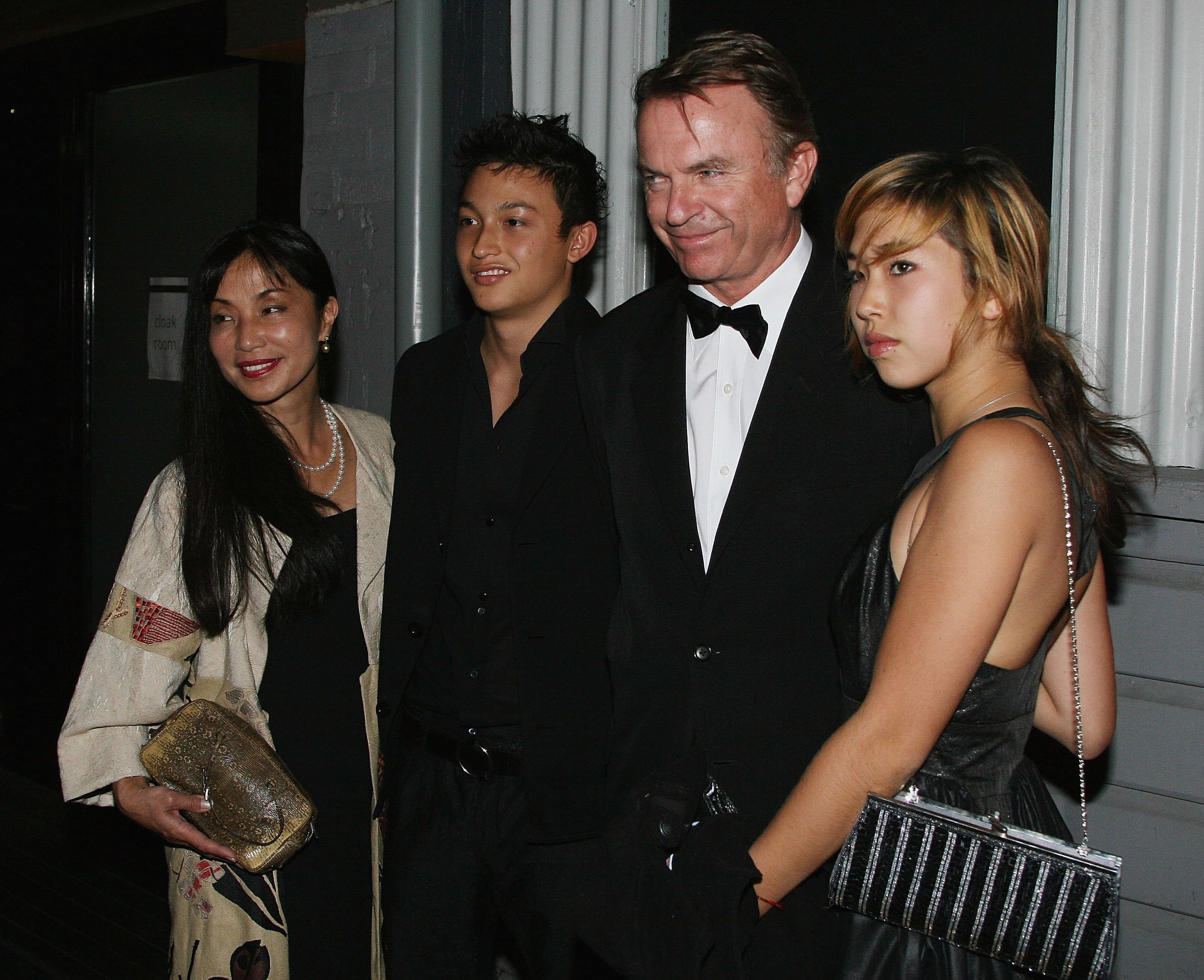 Sam Neill und seine Familie bei der Eröffnungsgala der AFTRS (Australian Film Television &amp; Radio School) im Doltone House Pyrmont am 16. April 2007 in Sydney, Australien. | Quelle: Getty Images
