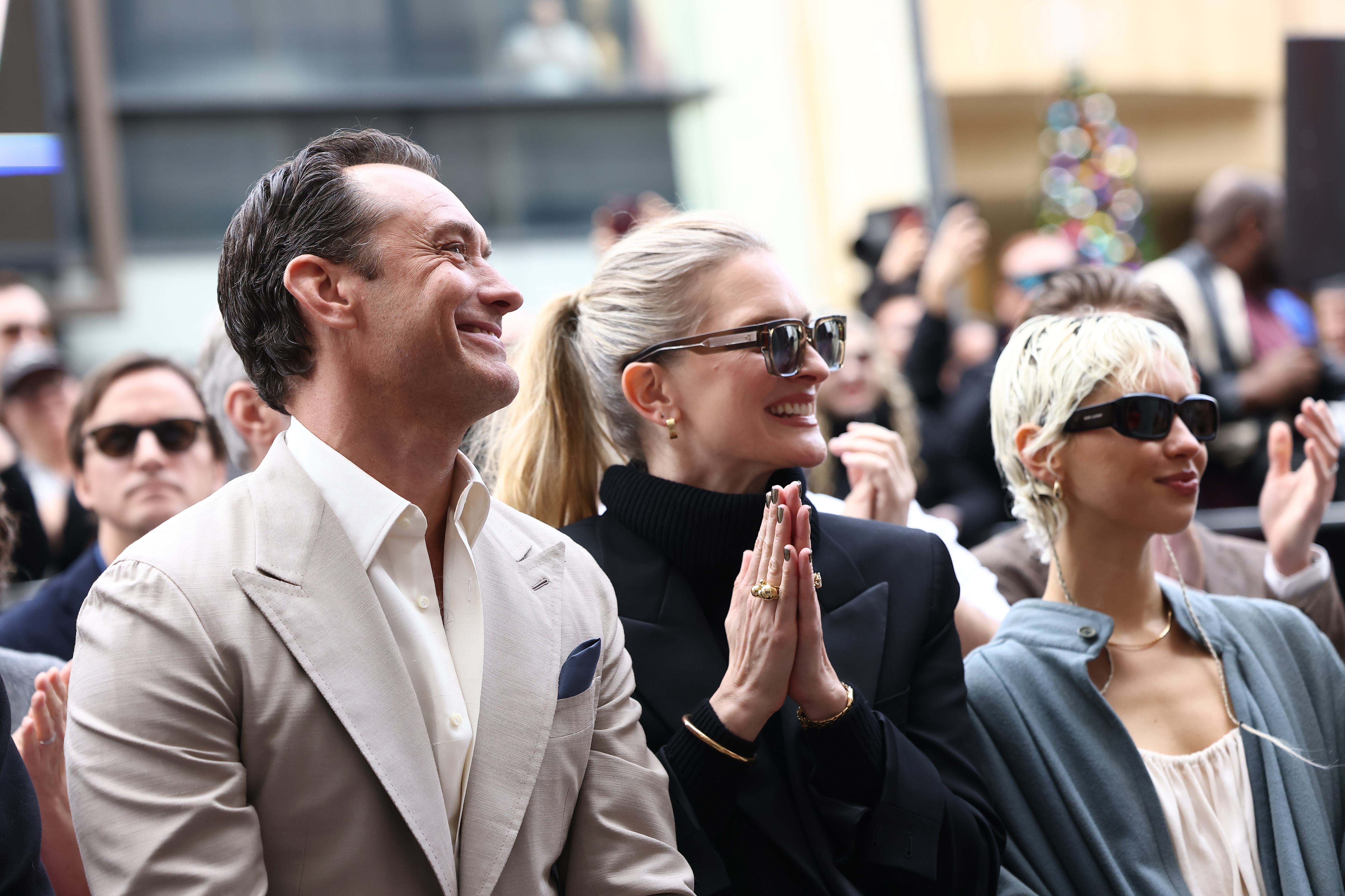 Jude Law, Phillipa Coan und Iris Law bei Jude Laws Sternverleihung auf dem Hollywood Walk of Fame am 12. Dezember 2024 | Quelle: Getty Images