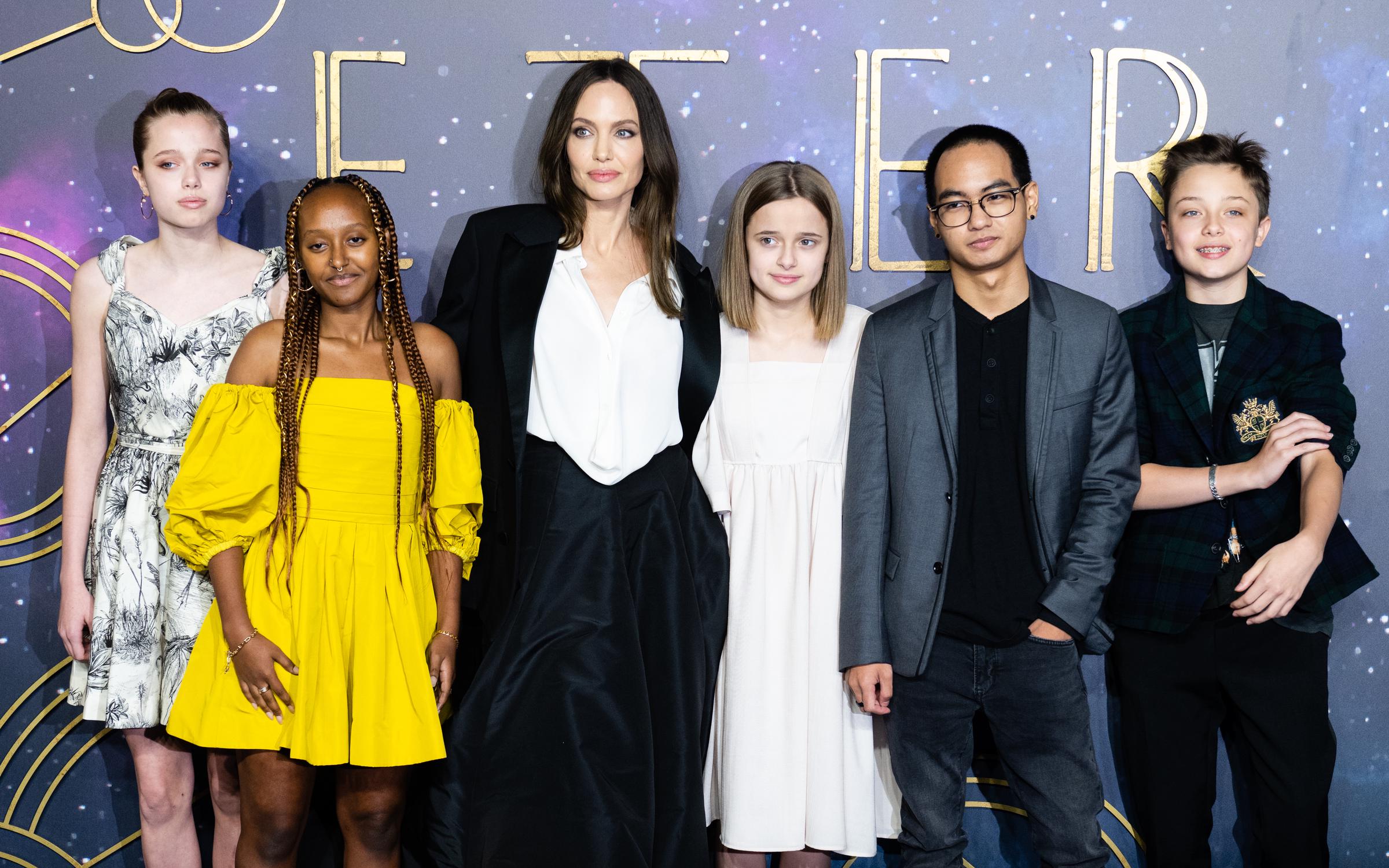 Shiloh, Zahara, Angelina und Vivienne Jolie mit Maddox und Knox Jolie-Pitt bei der britischen Premiere von "The Eternals" in London, England am 27. Oktober 2021 | Quelle: Getty Images