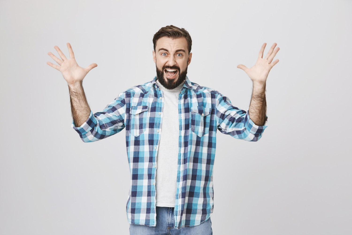 Ein wütender Mann schreit | Quelle: Freepik