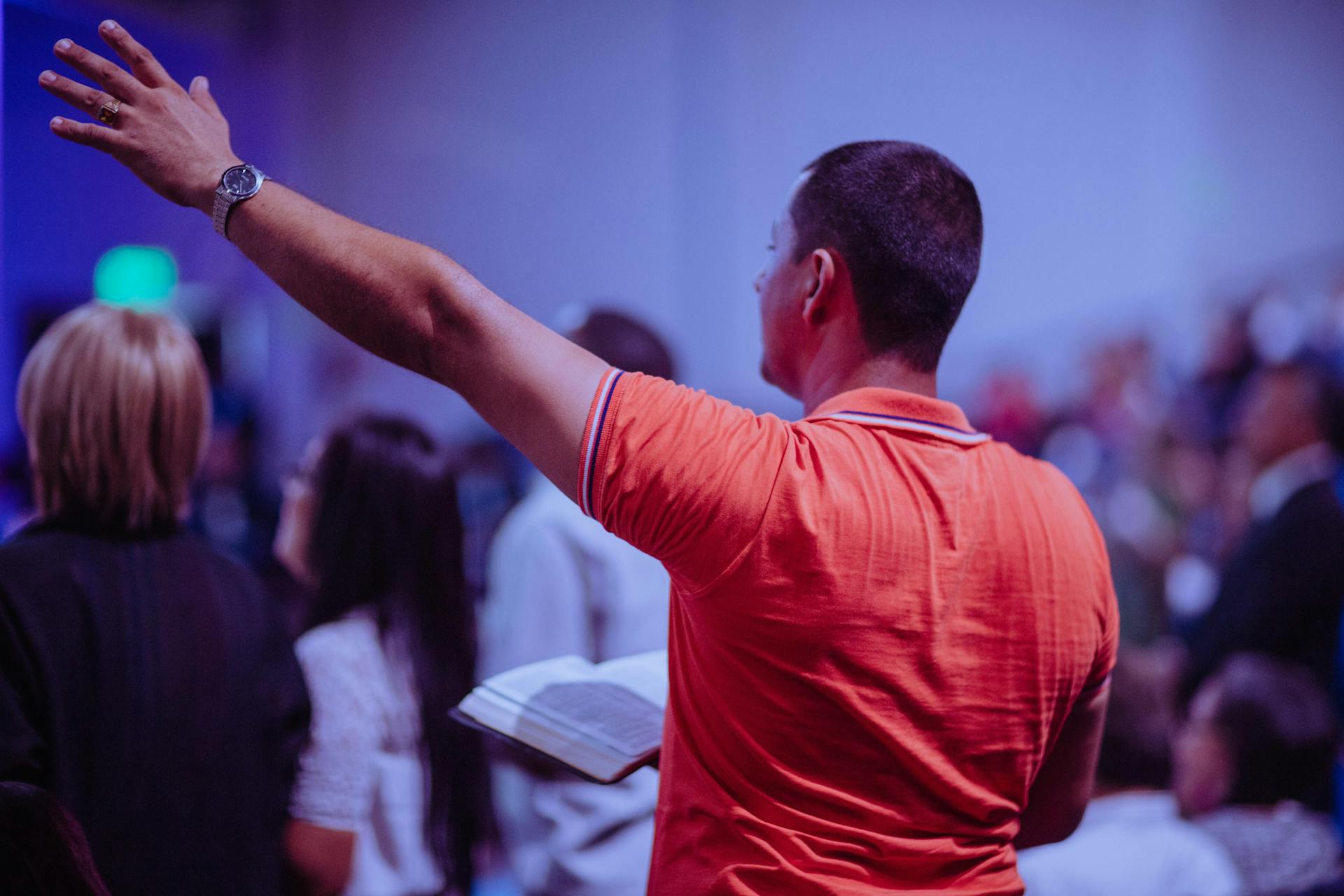 Ein Mann bei einem Gottesdienst | Quelle: Pexels