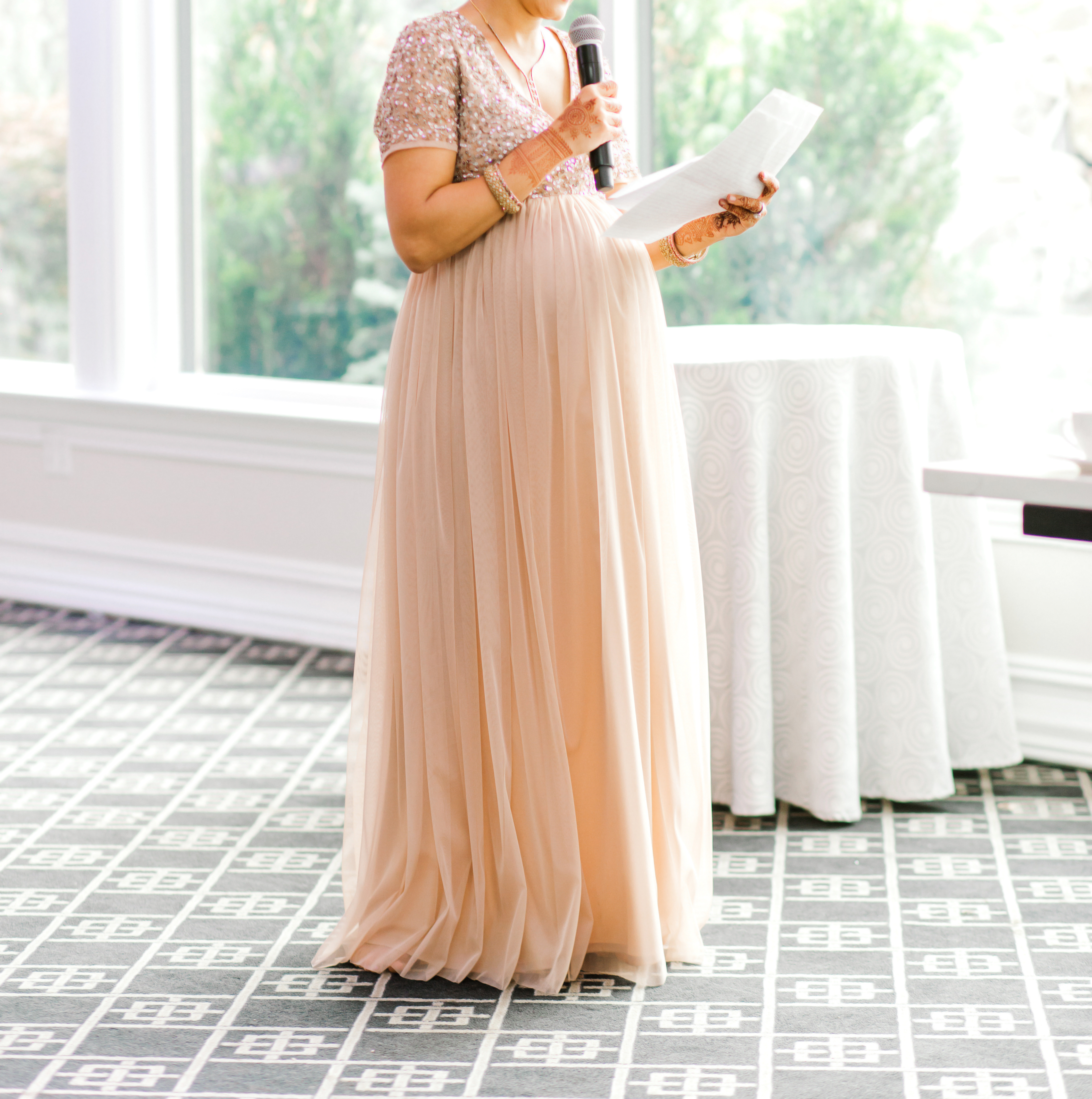 Ein Bild, auf dem jemand von einer Hochzeitsgesellschaft eine Rede hält | Quelle: Shutterstock