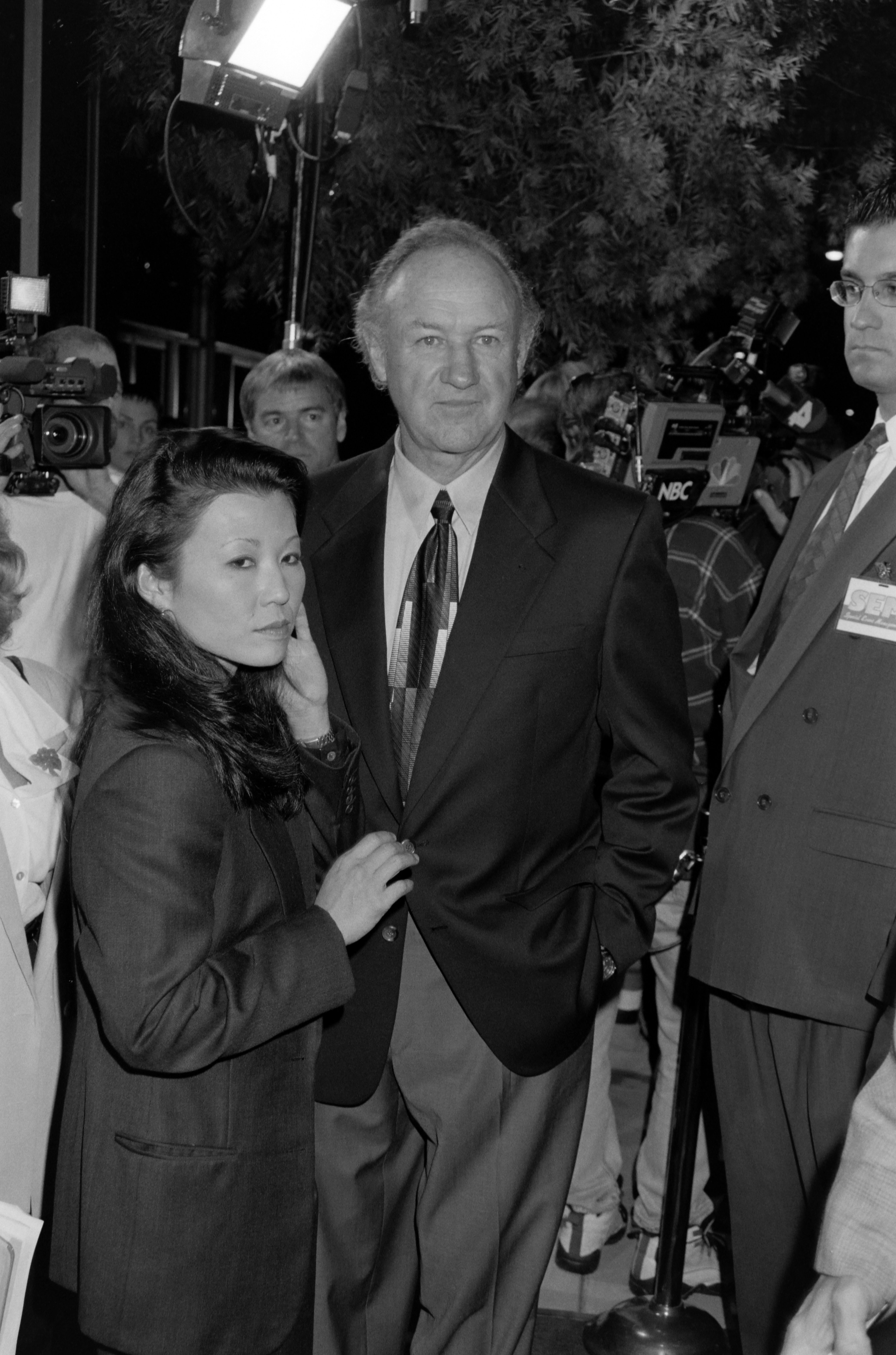 Betsy Arakawa und Gene Hackman besuchen eine lokale Premiere | Quelle: Getty Images