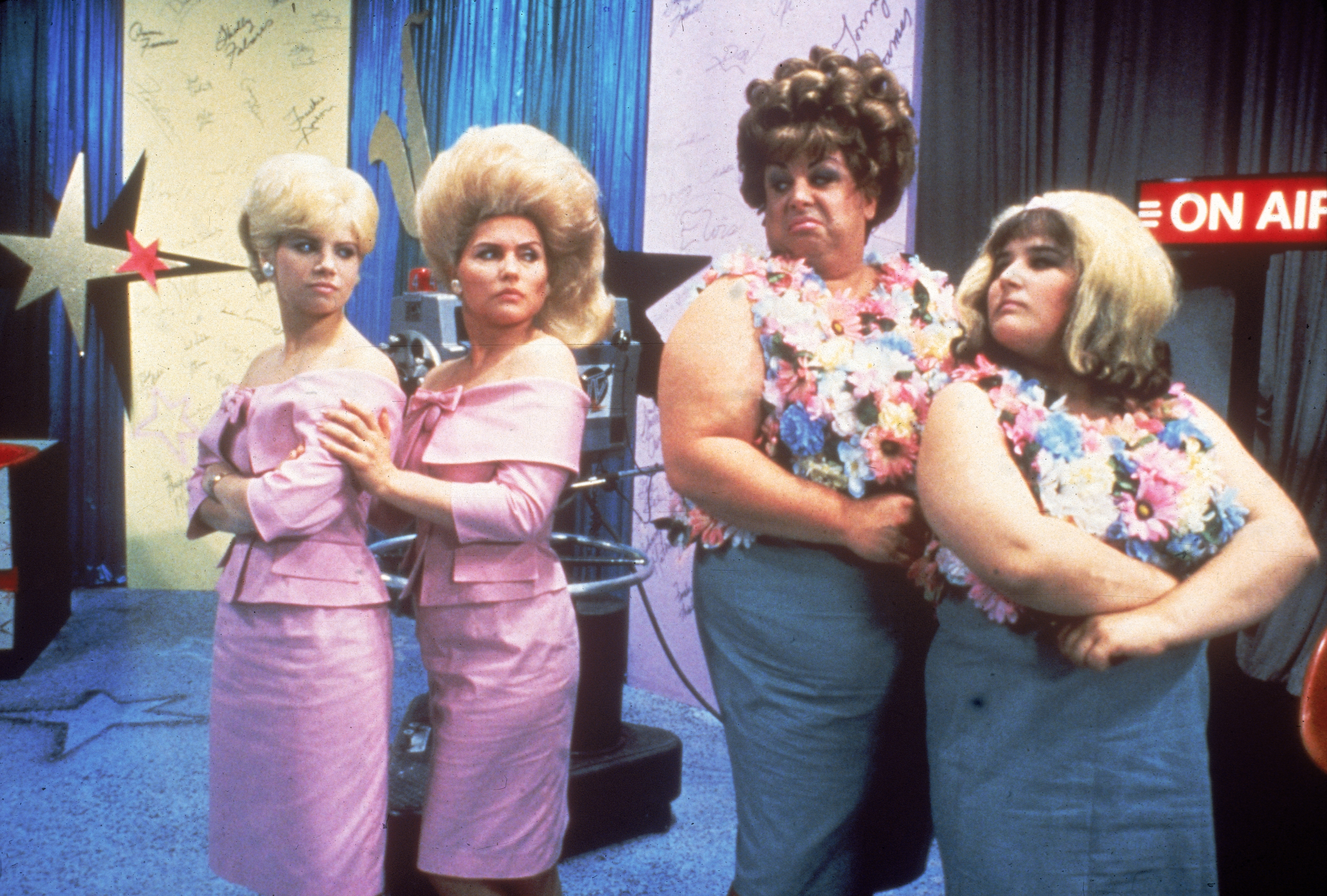 Colleen Fitzpatrick, Debbie Harry, Divine und Ricki Lake in einer Szene aus "Hairspray", 1988. | Quelle: Getty Images