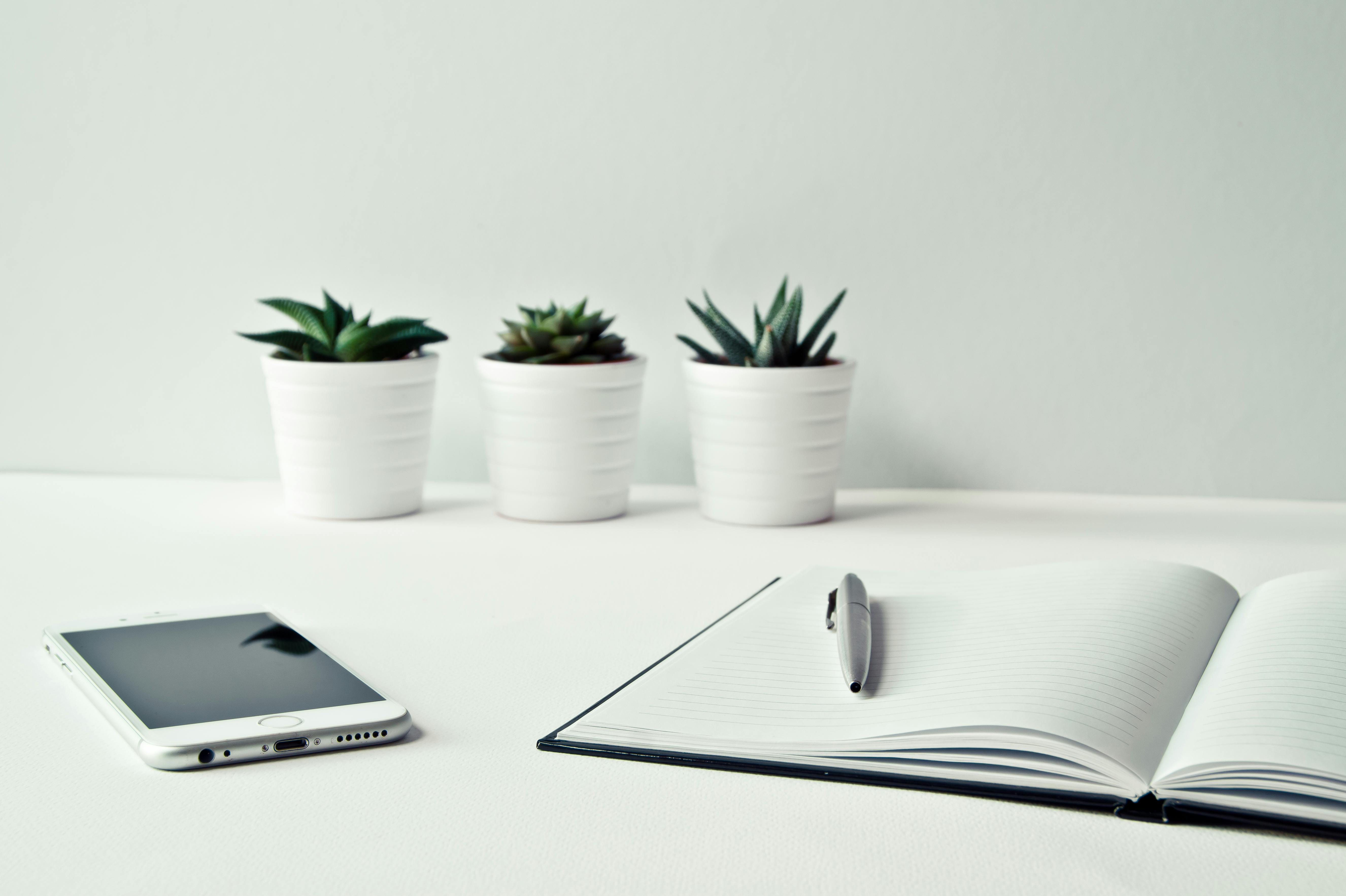 Ein Telefon auf einem Tisch | Quelle: Pexels