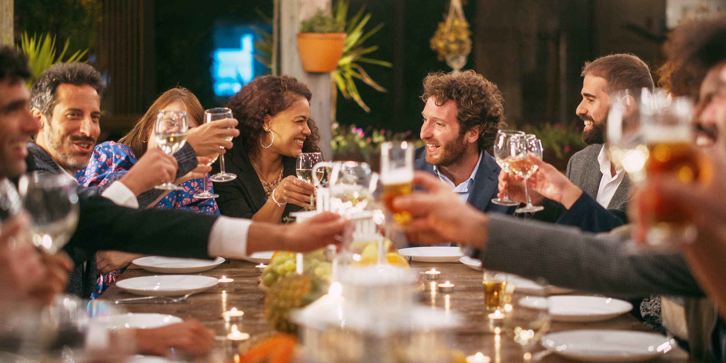 Gäste stoßen bei einer Dinnerparty an | Quelle: Shutterstock