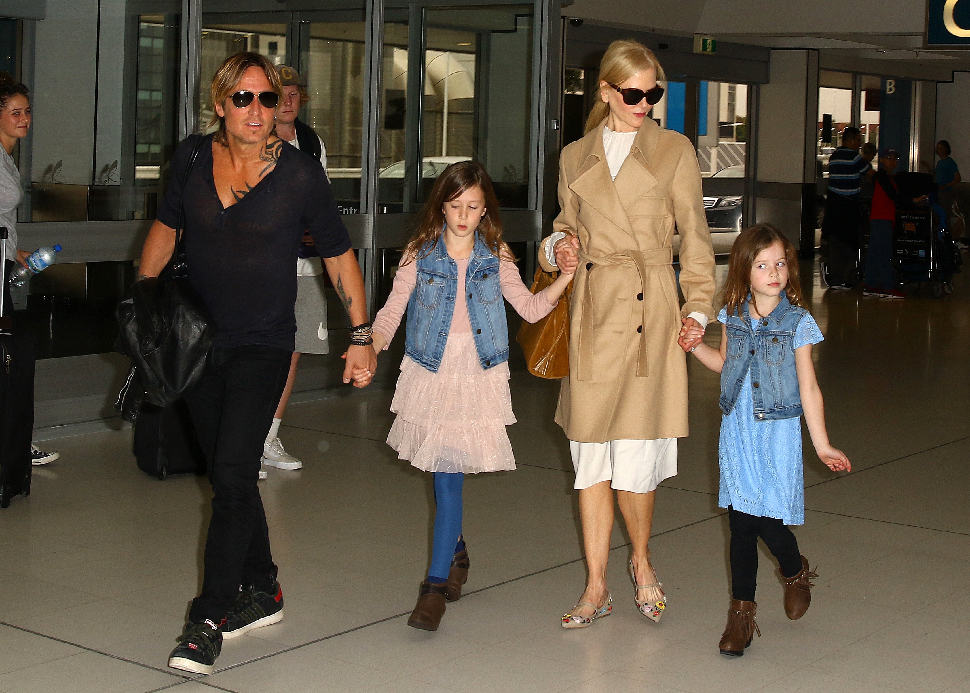 Keith Urban und Nicole Kidman mit ihren Töchtern Sunday Rose und Faith Margaret Kidman Urban am Flughafen von Sydney, Australien, am 28. März 2017 | Quelle: Getty Images