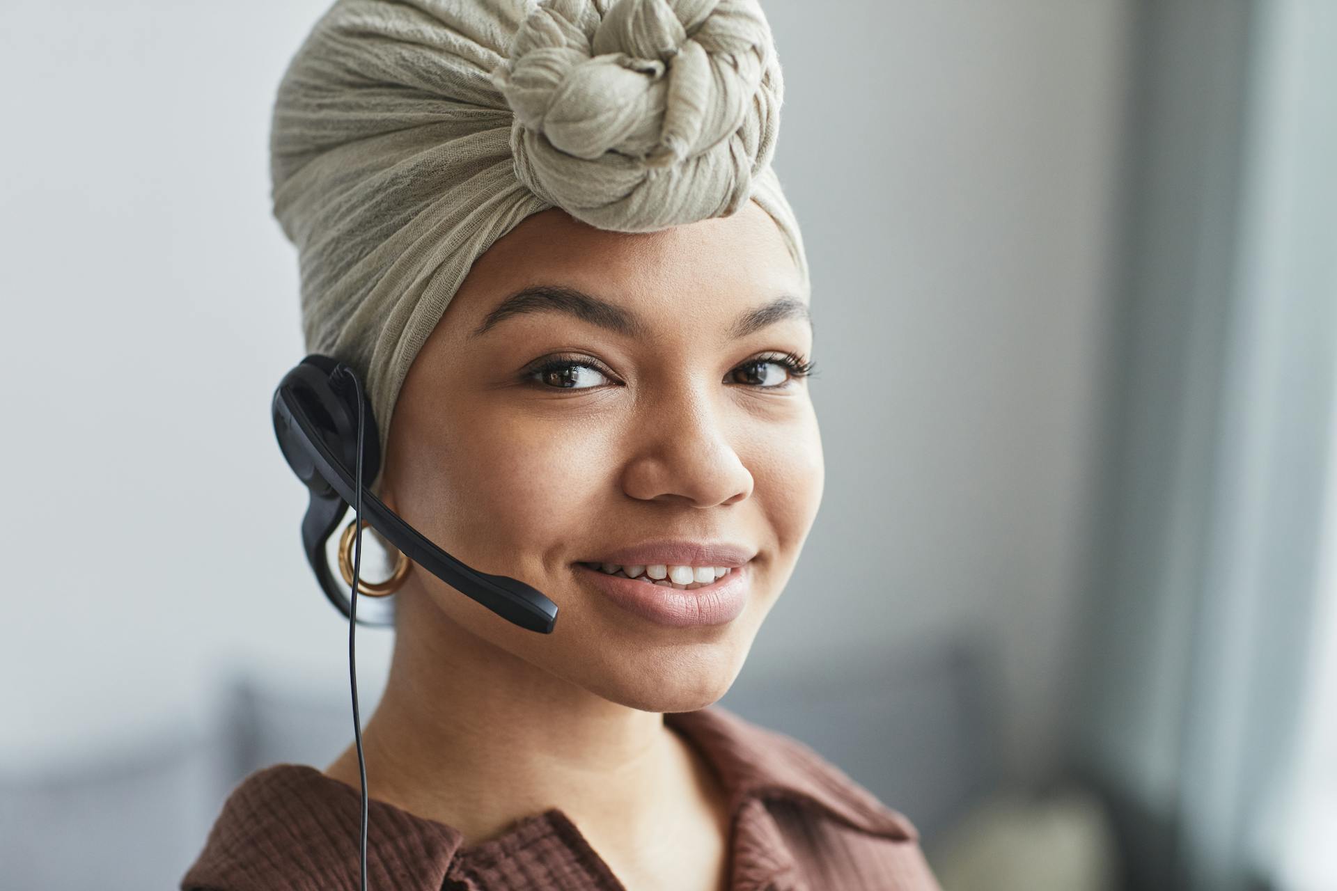 Eine Frau spricht in ein Headset-Mikrofon | Quelle: Pexels