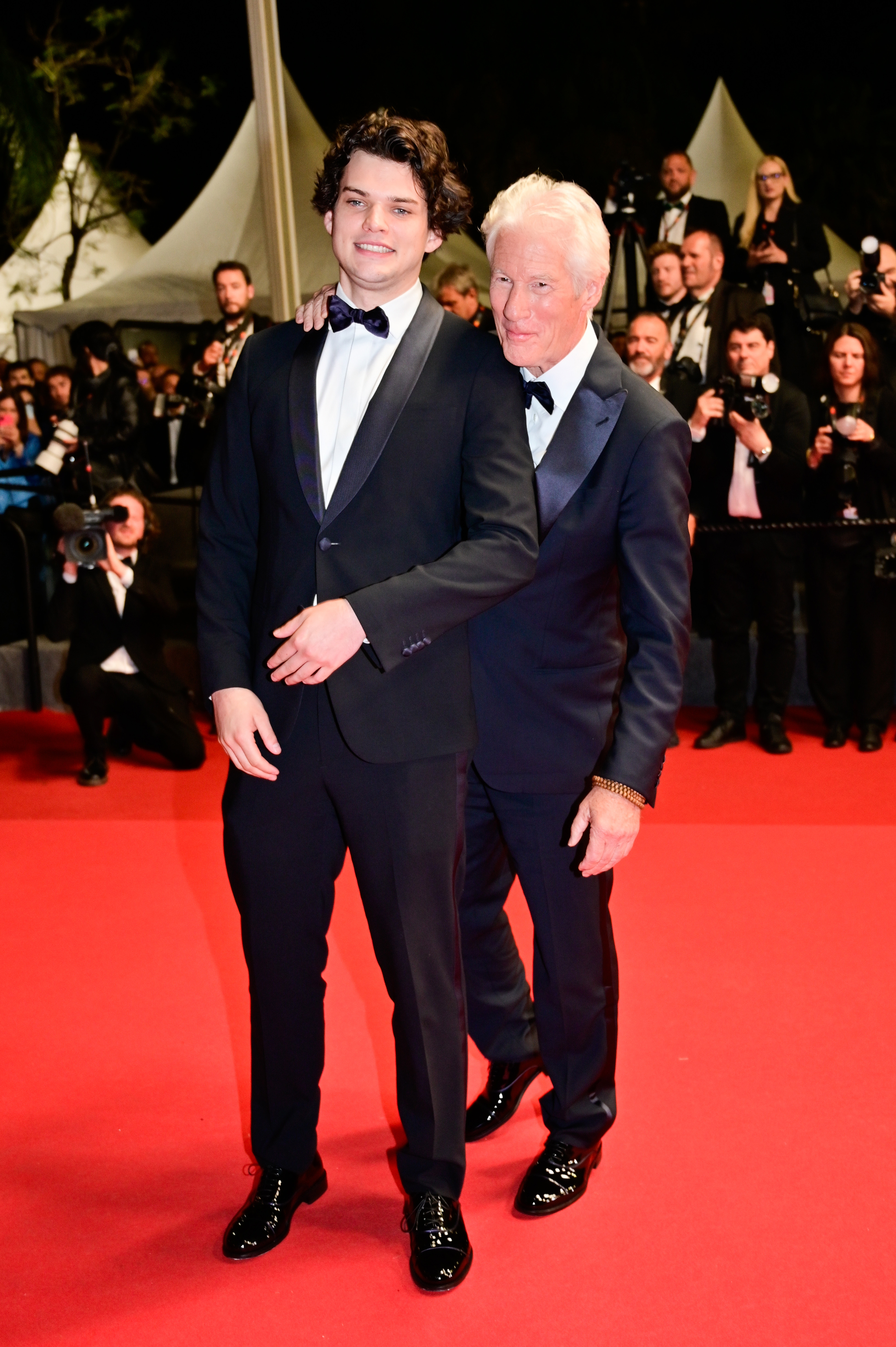 Homer James Jigme Gere und Richard Gere auf dem roten Teppich von "Oh, Canada" während der 77. jährlichen Filmfestspiele von Cannes in Cannes, Frankreich am 17. Mai 2024. | Quelle: Getty Images