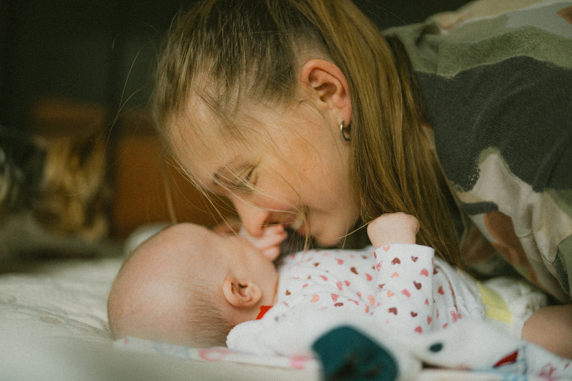 Eine Mutter mit ihrem neugeborenen Baby | Quelle: Unsplash