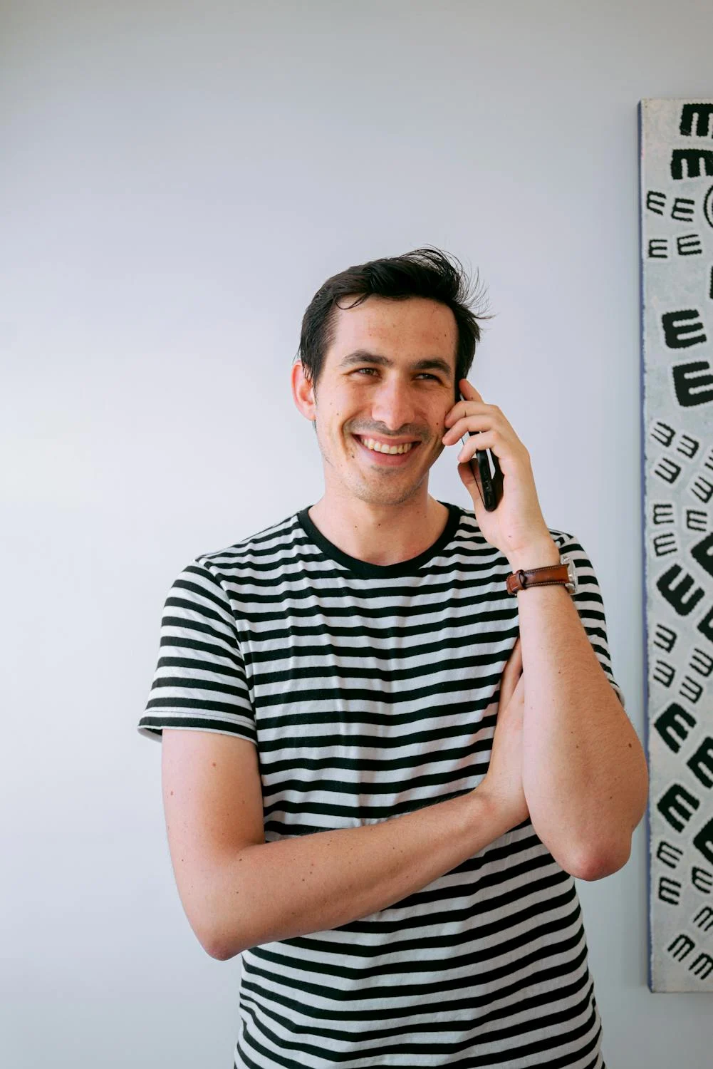 Ein aufgeregter Mann an seinem Telefon | Quelle: Pexels