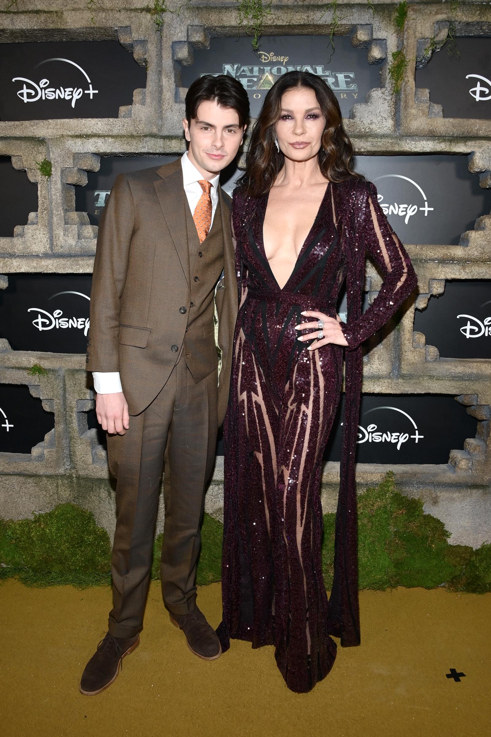 Dylan Michael Douglas und Catherine Zeta-Jones bei der Premiere der Disney+ Original Series "National Treasure: Edge Of History" im El Capitan Theatre am 05. Dezember 2022 in Los Angeles, Kalifornien | Quelle: Getty Images