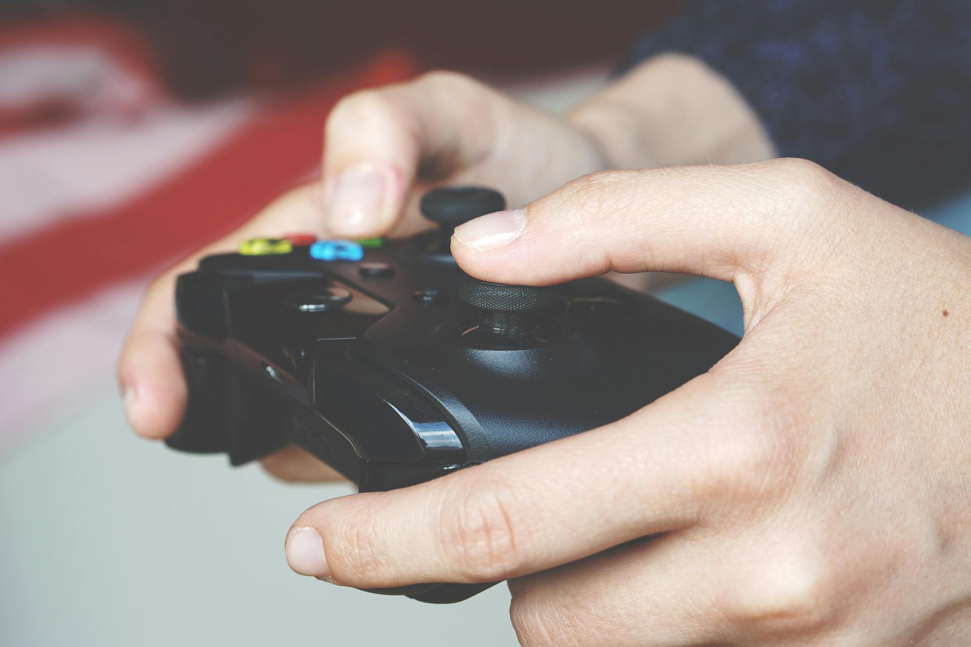 Ein Mann hält einen Controller | Quelle: Pexels