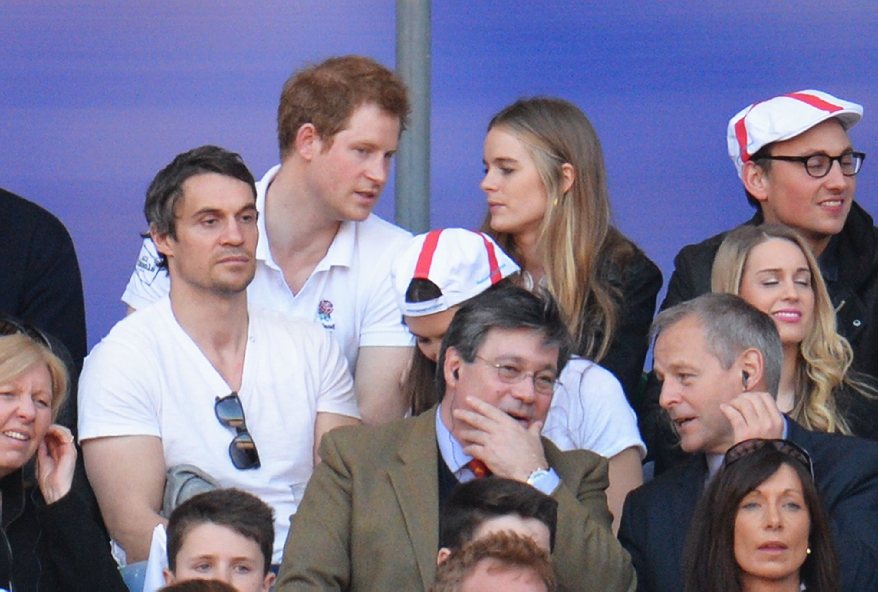 Prinz Harry und Cressida Bonas schauen während des RBS Six Nations Spiels zwischen England und Wales in London, England, am 9. März 2014 zu. | Quelle: Getty Images