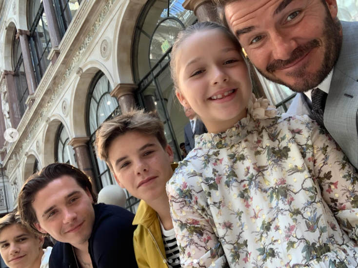 Dieses Familien-Selfie vereinte Brooklyn, Romeo, Cruz und Harper in einem einzigen Bild. Angesichts der anhaltenden Berichte über eine Entfremdung wurde Brooklyns Präsenz in dem Vatertags-Post schnell zum Gesprächsthema unter den Followern. | Quelle: Instagram/davidbeckham