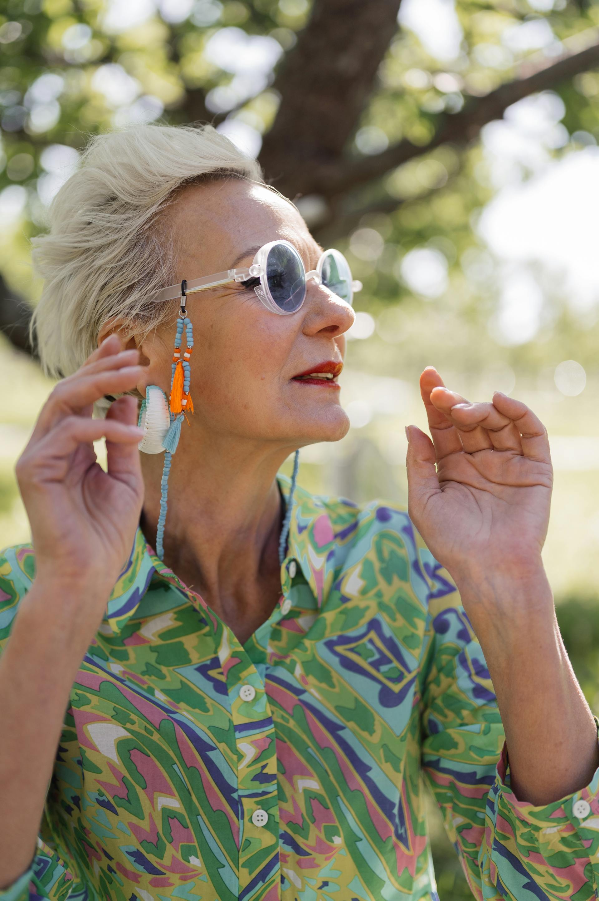 Eine ältere Frau, die eine Sonnenbrille trägt, schaut jemanden an | Quelle: Pexels