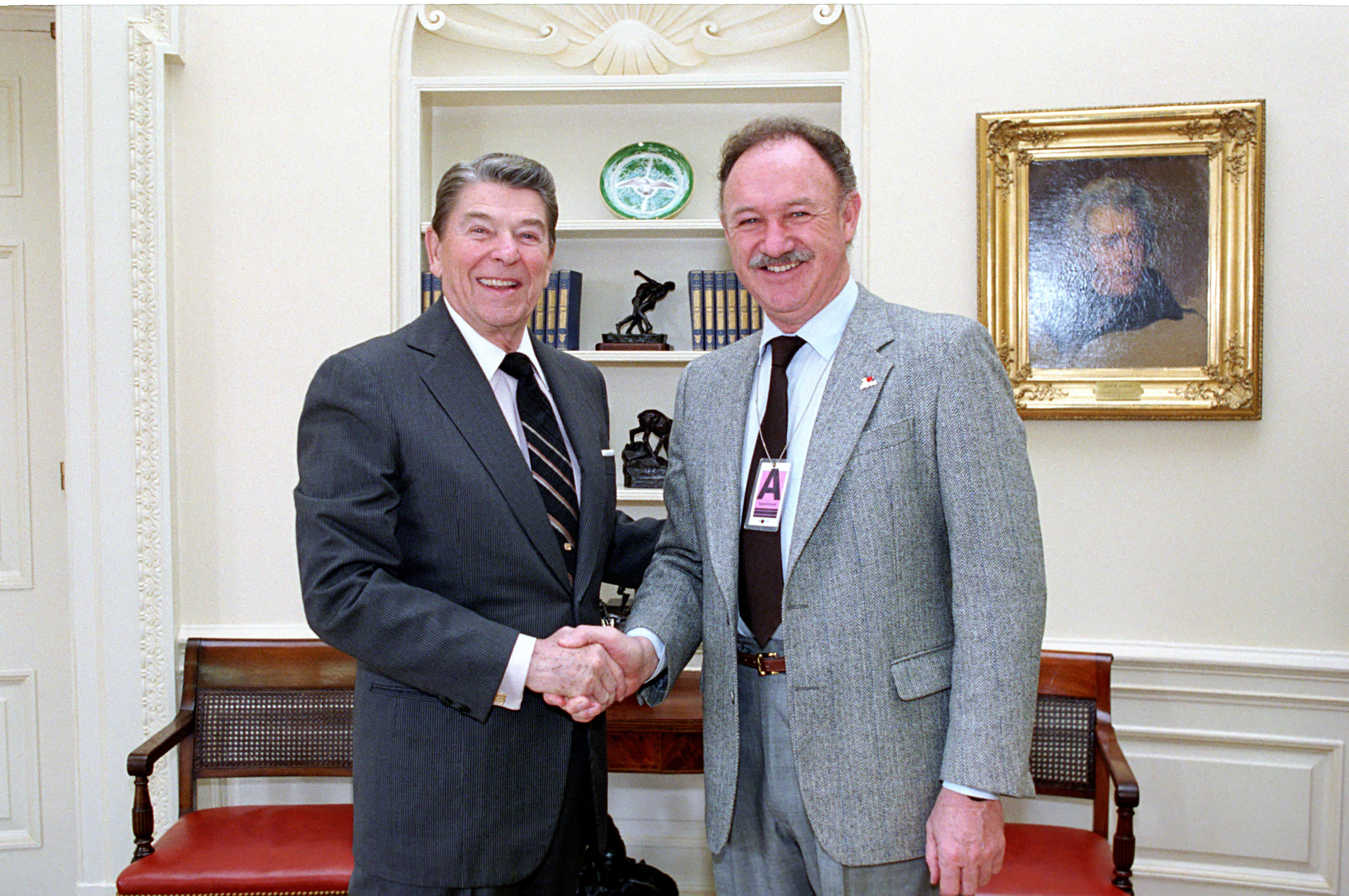 Gene Hackman schüttelt die Hand von US-Präsident Ronald Reagan am 6. Februar 1987 in Washington, DC | Quelle: Getty Images