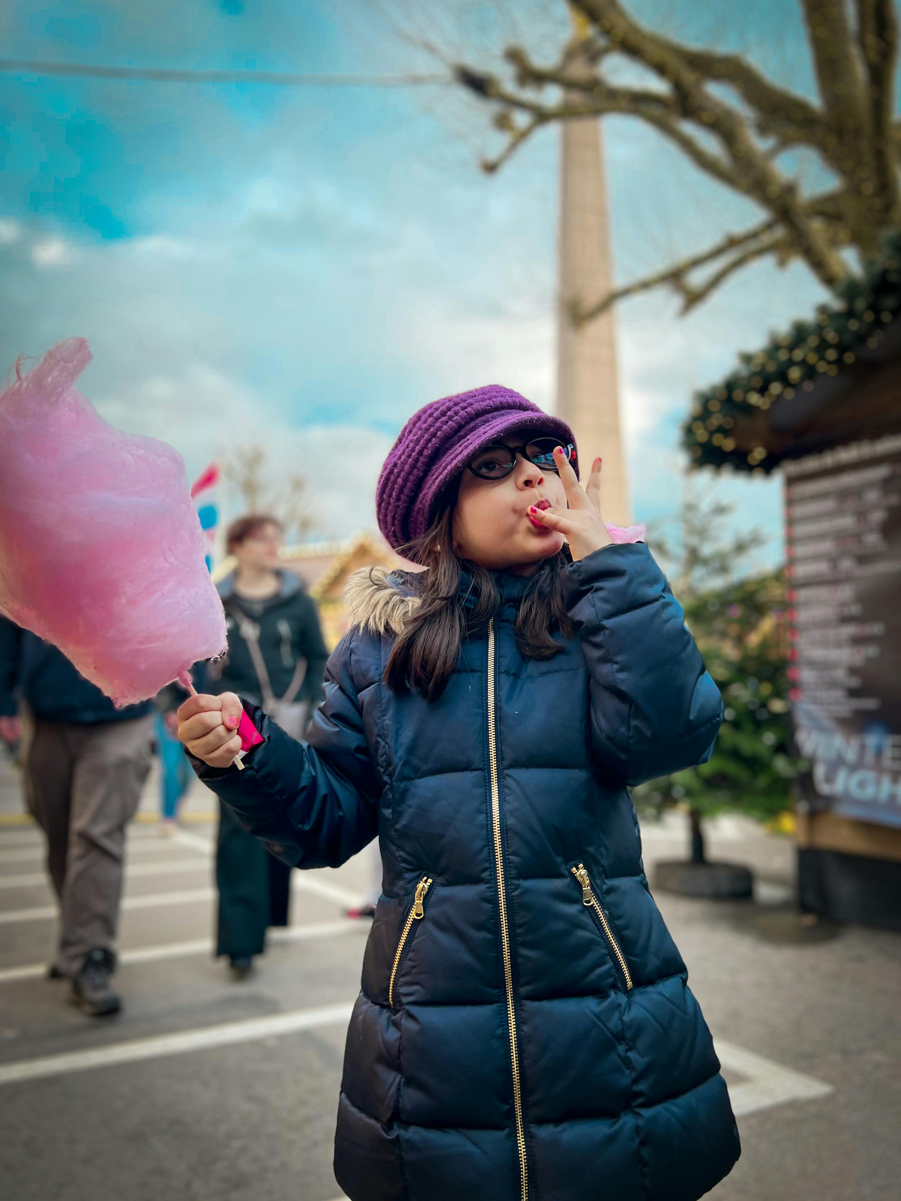 Ein kleines Mädchen mit Zuckerwatte | Quelle: Pexels