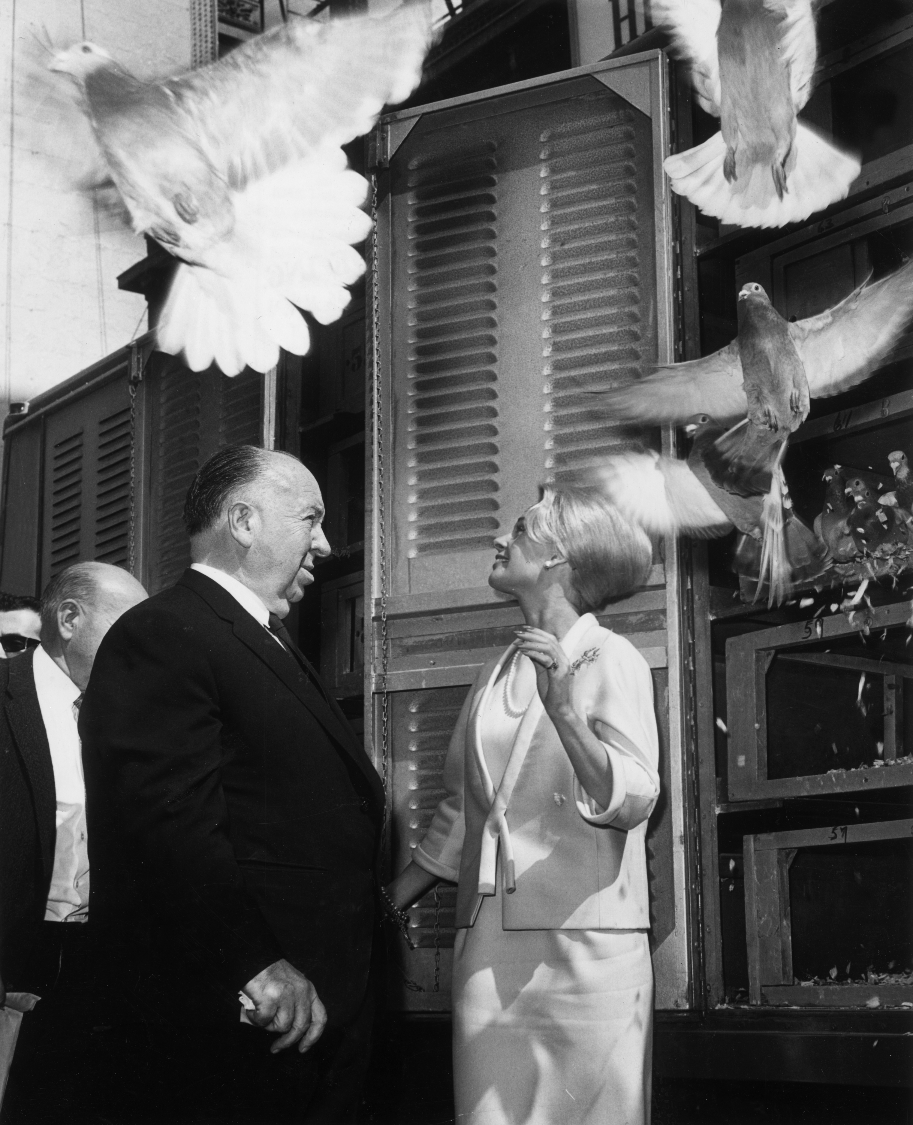 Alfred Hitchcock und Tippi Hedren lassen 1963 zur Eröffnung von "Die Vögel" im RKO Palace Theater in New York City 1.000 Tauben frei. | Quelle: Getty Images