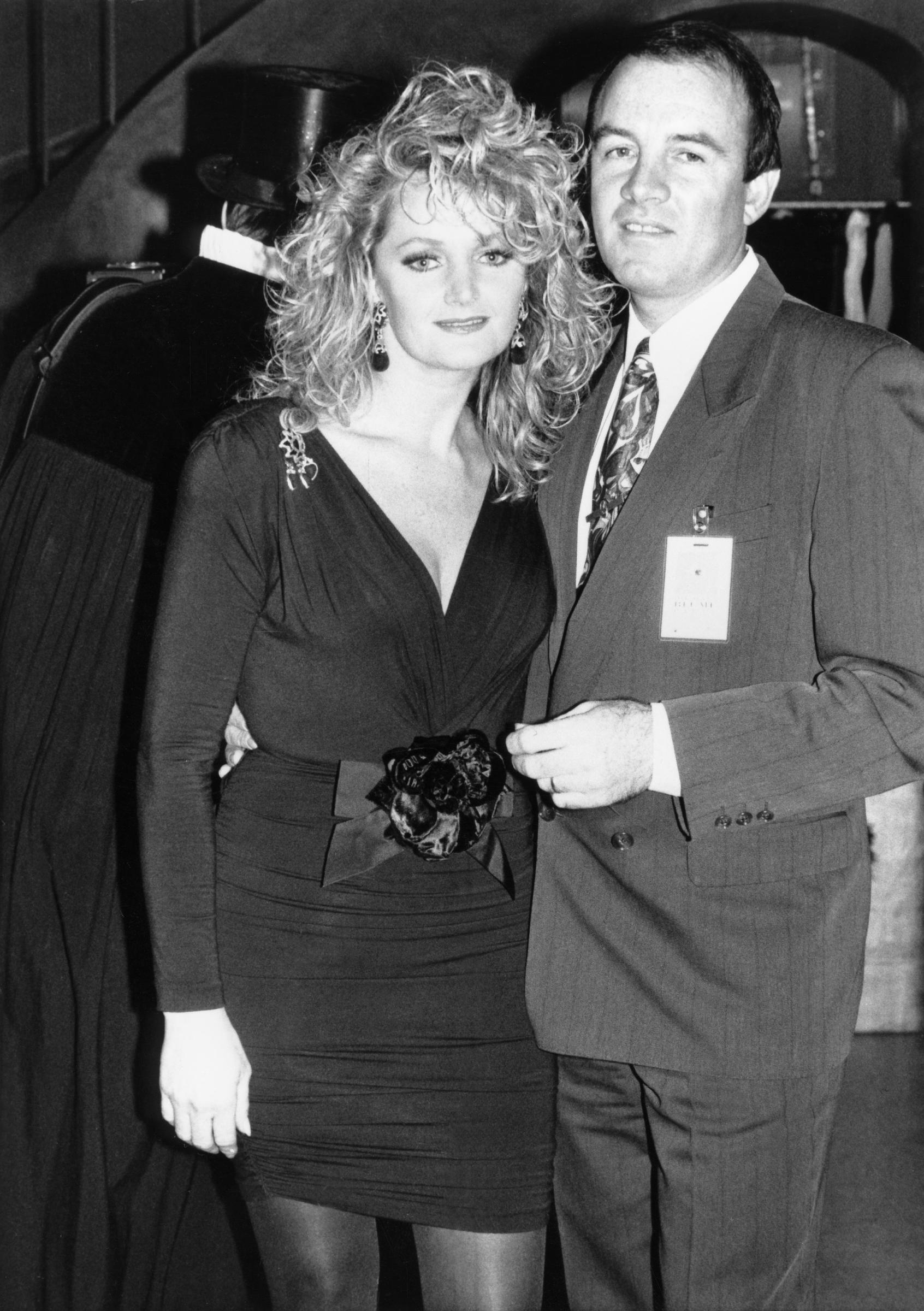 Das Geheimnis ihrer langjährigen Beziehung war, dass sie erst später erfolgreich wurden. Auf diesem Foto posierte Bonnie Tyler 1993 in Deutschland für ein Porträt mit ihrem Ehemann Robert Sullivan. | Quelle: Getty Images