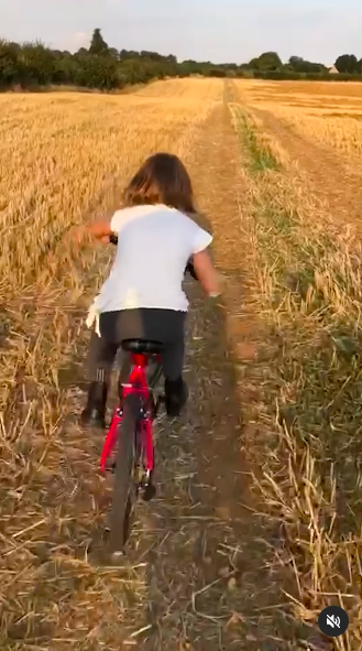 Harper Beckham auf einem Fahrrad, gepostet am 10. Juli 2024 | Quelle: Instagram/victoriabeckham