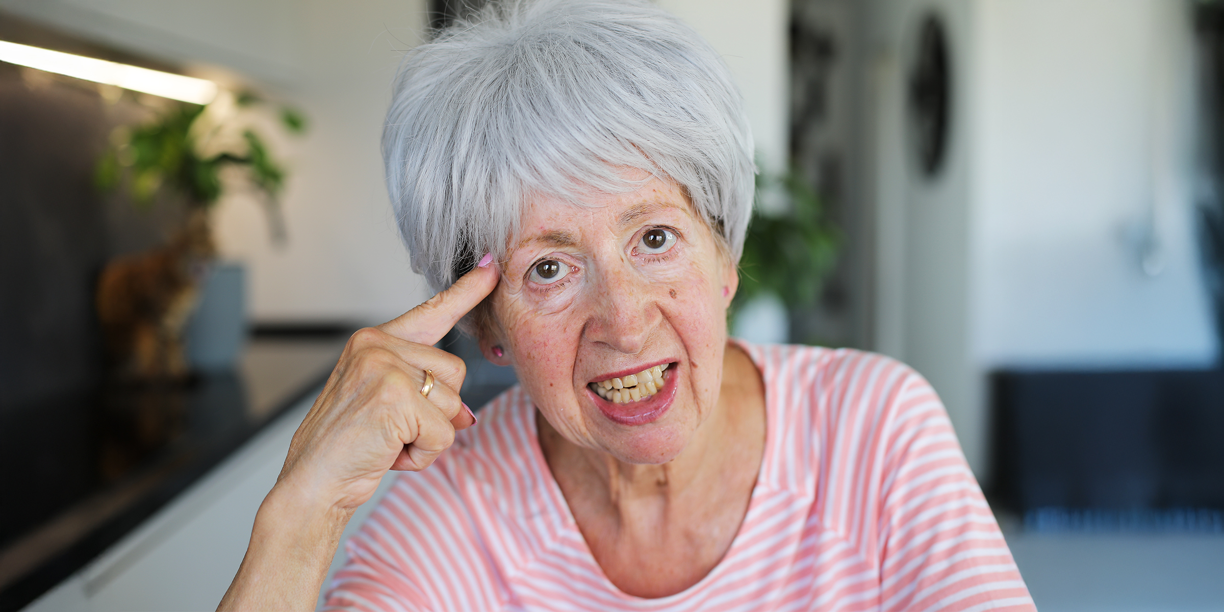 Eine alte Frau mit wütendem Blick | Quelle: Shutterstock