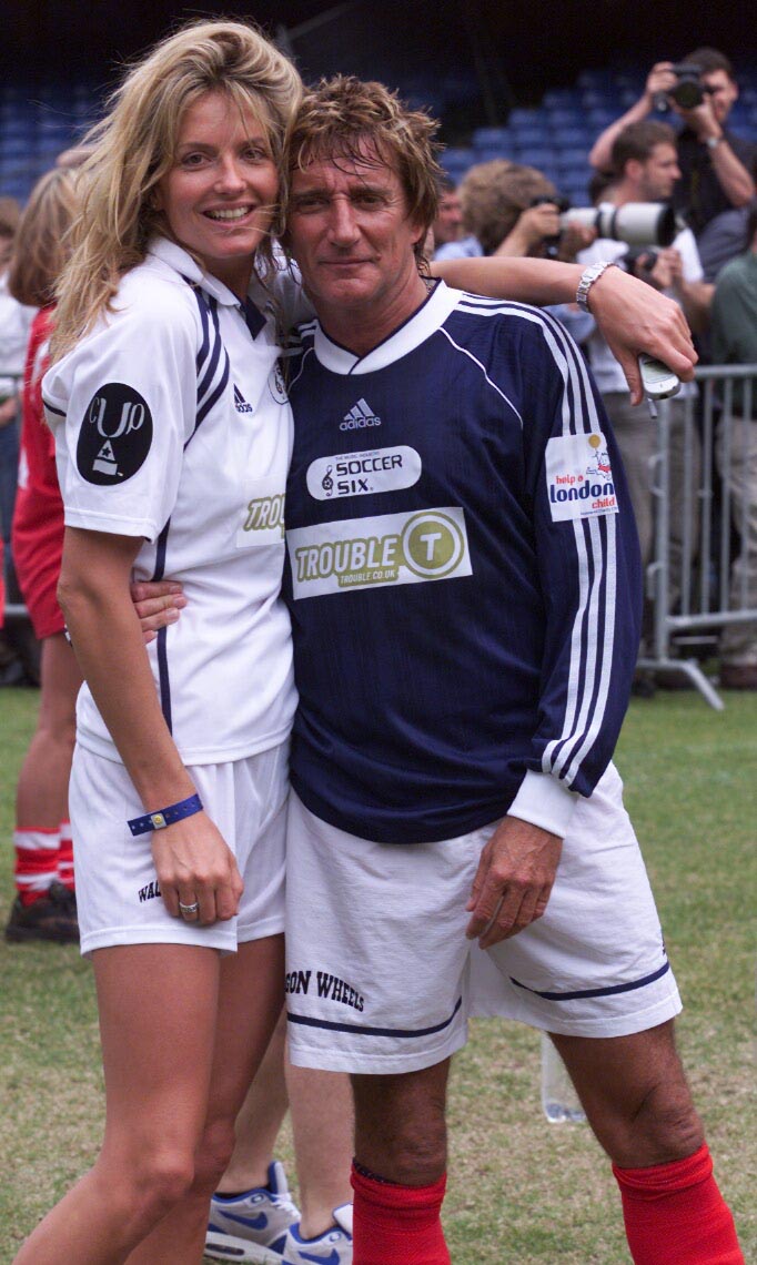 Penny Lancaster und Rod Stewart beim siebten jährlichen "Soccer Six"-Wohltätigkeitsfußballturnier am 29. Mai 2001 | Quelle: Getty Images