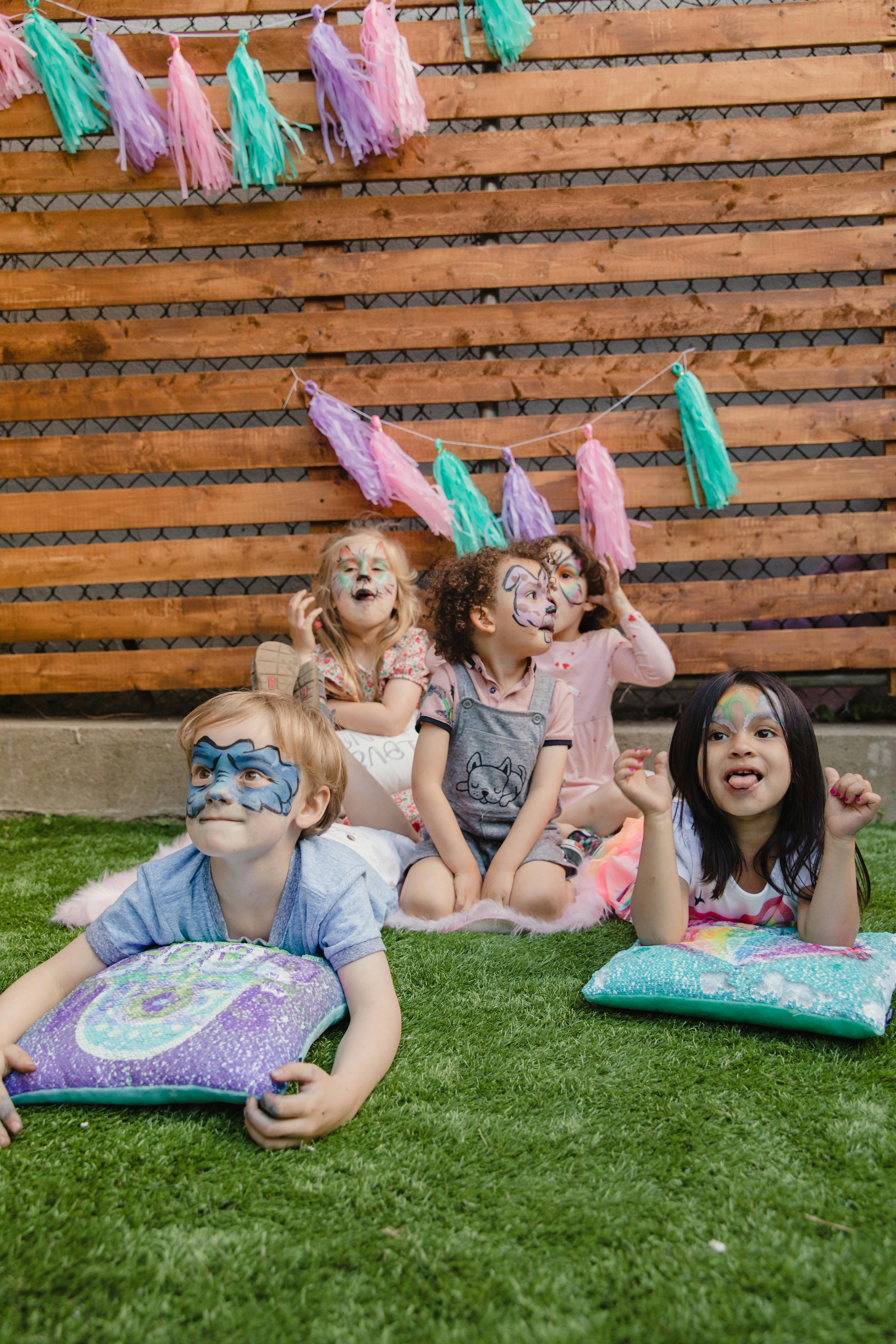 Kinder spielen auf dem Rasen | Quelle: Pexels