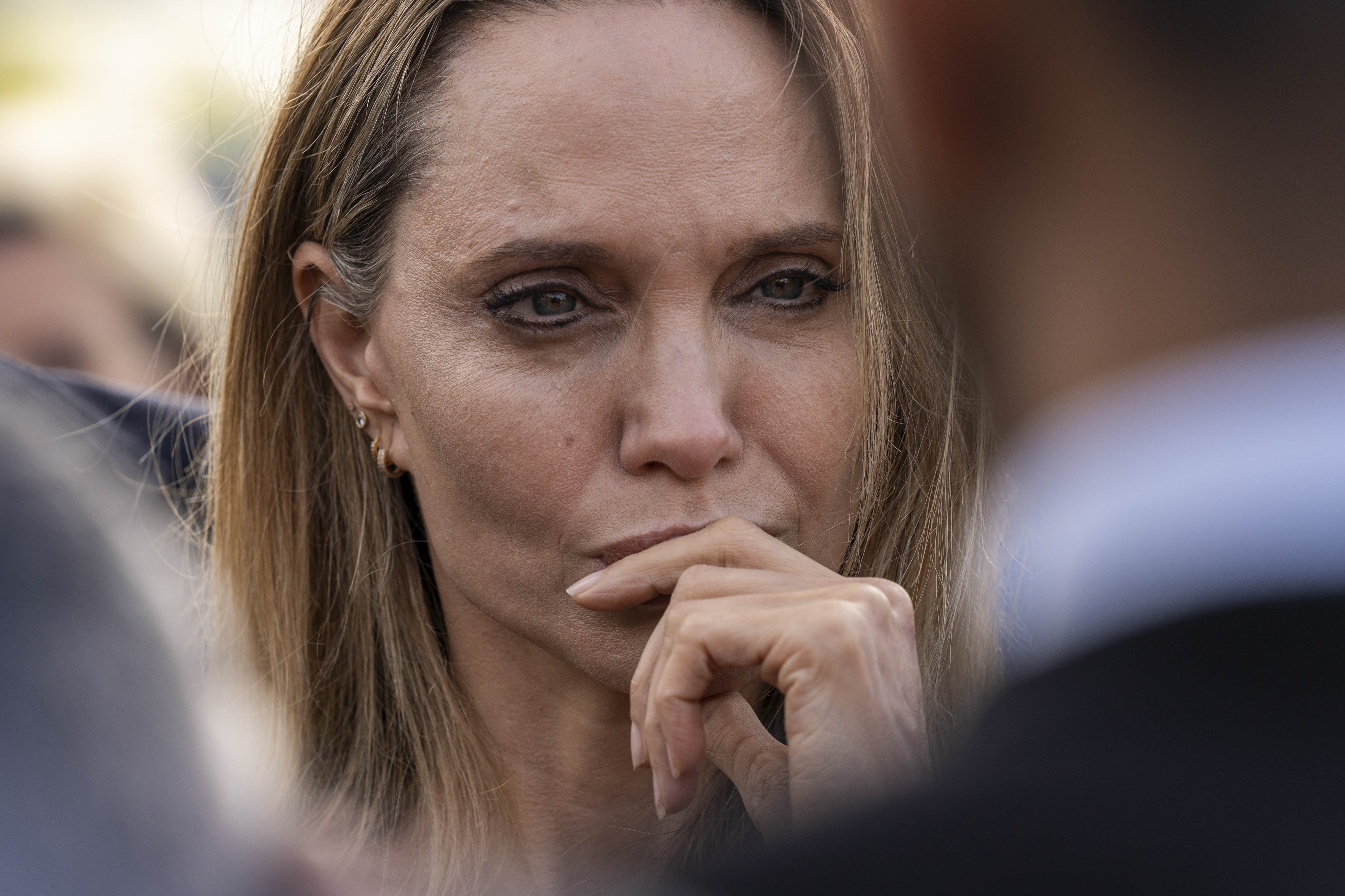 Angelina Jolie besucht am 2. Januar 2026 das Grenzgebiet zwischen Ägypten und Gaza. Die Schauspielerin gehört nach wie vor zu den meistbeachteten Stars Hollywoods, und ihre jüngsten Pickleball-Fotos sorgten im Internet schnell für Gesprächsstoff. | Quelle: Getty Images