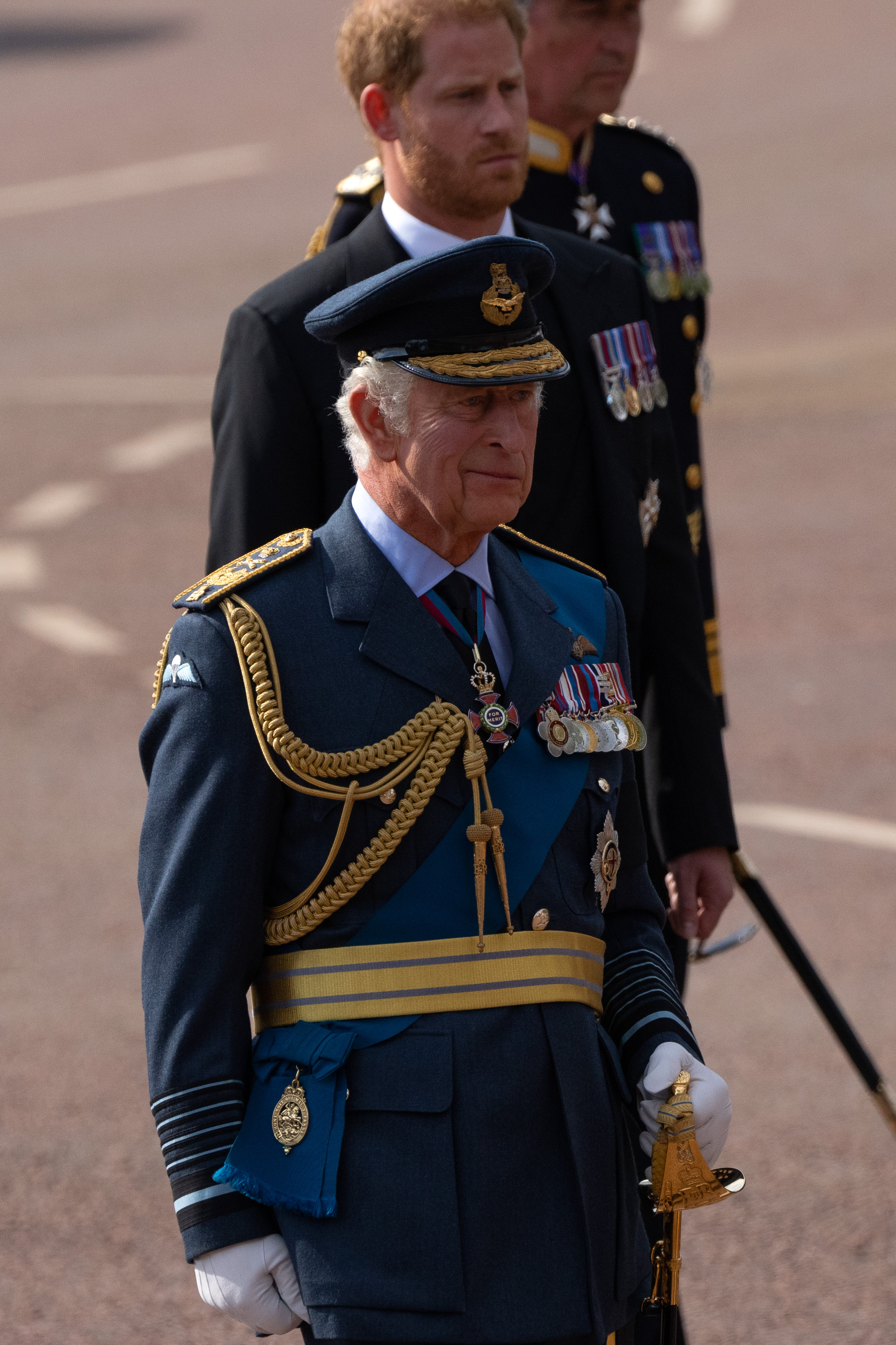 König Charles III. steht vor seinem Sohn Prinz Harry während des feierlichen Umzugs der verstorbenen Königin Elizabeth II. in London, England am 14. September 2022. | Quelle: Getty Images