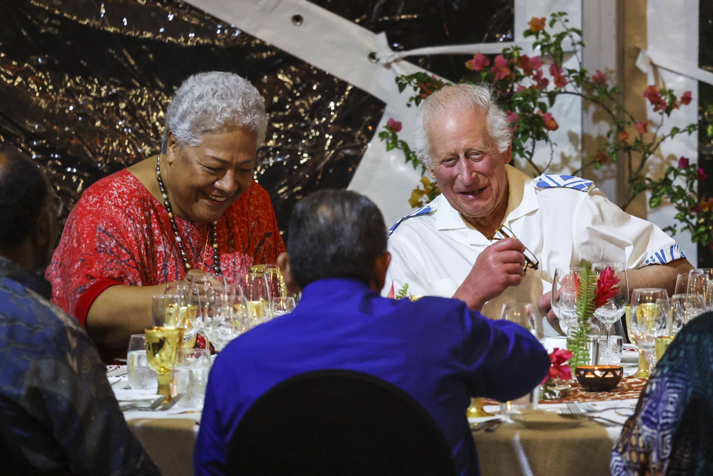 König Charles III. und die Premierministerin von Samoa Naomi Mata'afa beim Empfang und Abendessen des Robert Louis Stevenson Museums in Apia, Samoa am 25. Oktober 2024 | Quelle: Getty Images