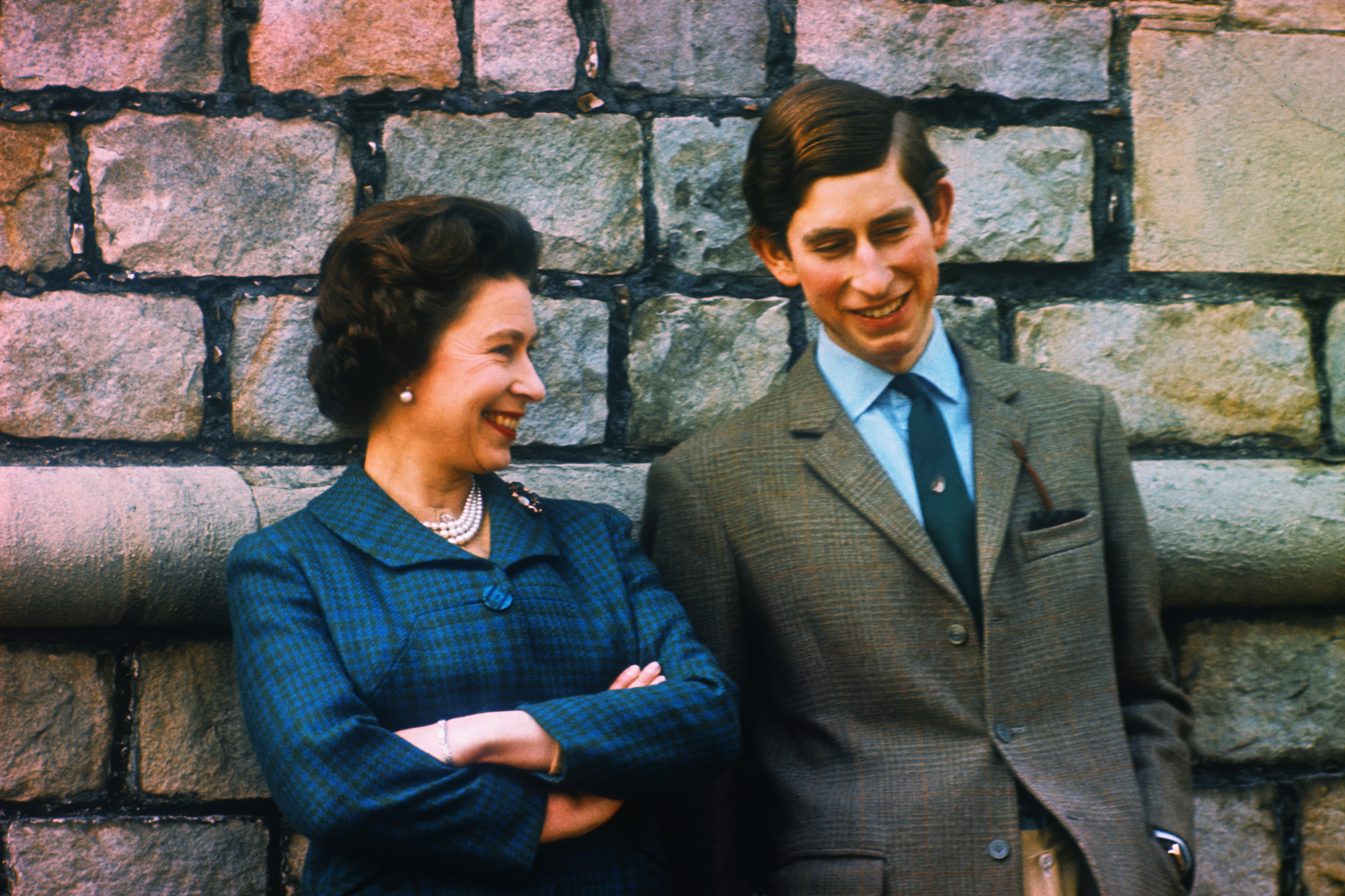 Prinz Charles und Königin Elizabeth in ihrem Haus in Windsor im Jahr 1969 | Quelle: Getty Images