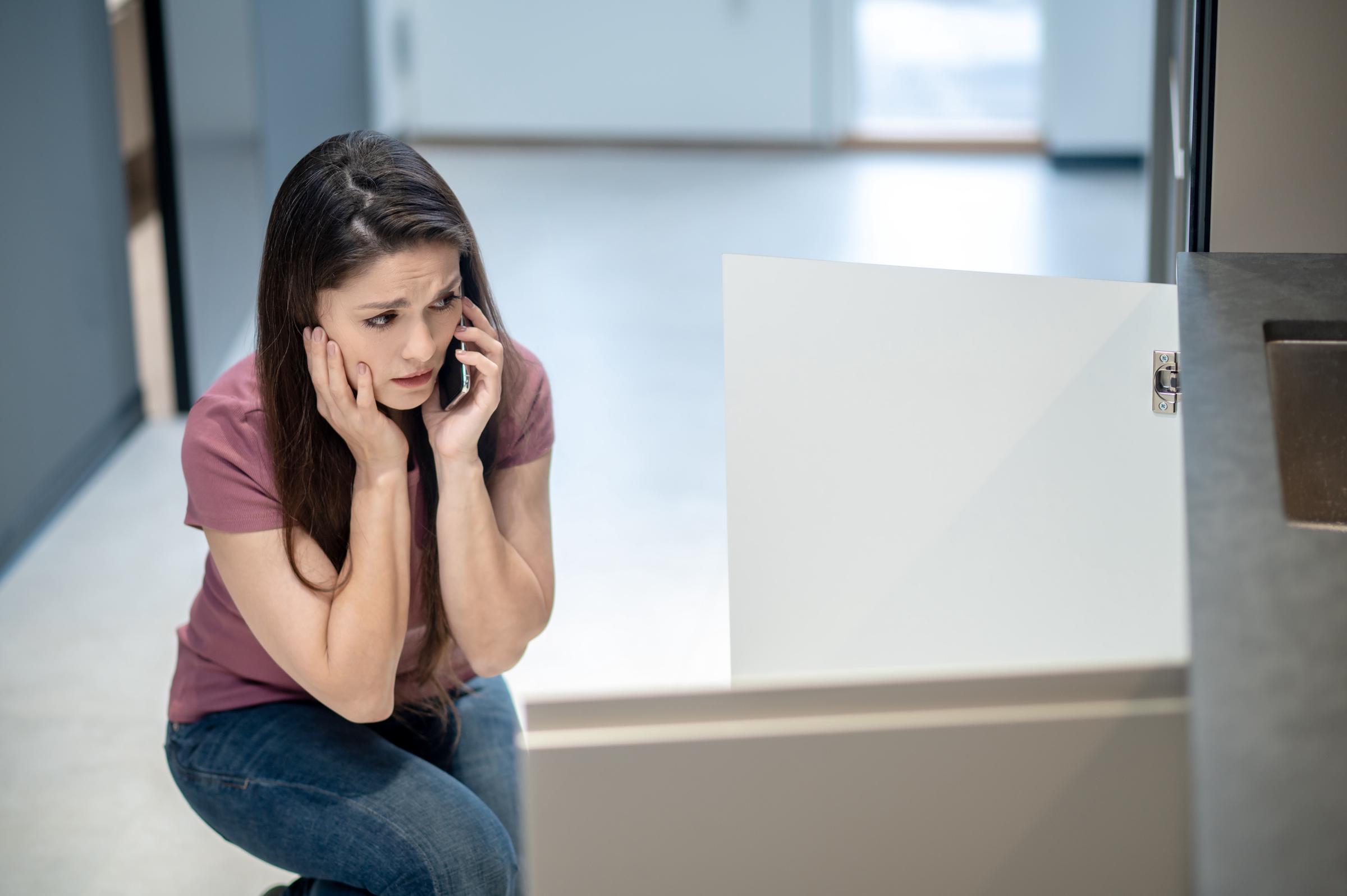 Eine gestresste Frau bei einem Anruf | Quelle: Freepik