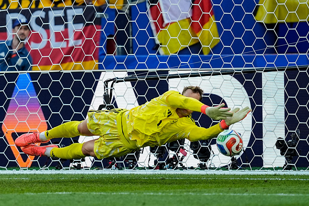 Manuel Neuer (#1) aus Deutschland pariert einen Elfmeter während des Elfmeterschießens im Spiel der Runde der letzten 32 der FIFA-Weltmeisterschaft 2026 zwischen Deutschland und Paraguay im Boston Stadium (Gillette Stadium) am 29. Juni 2026 in Foxborough, Massachusetts. | Quelle: Getty Images