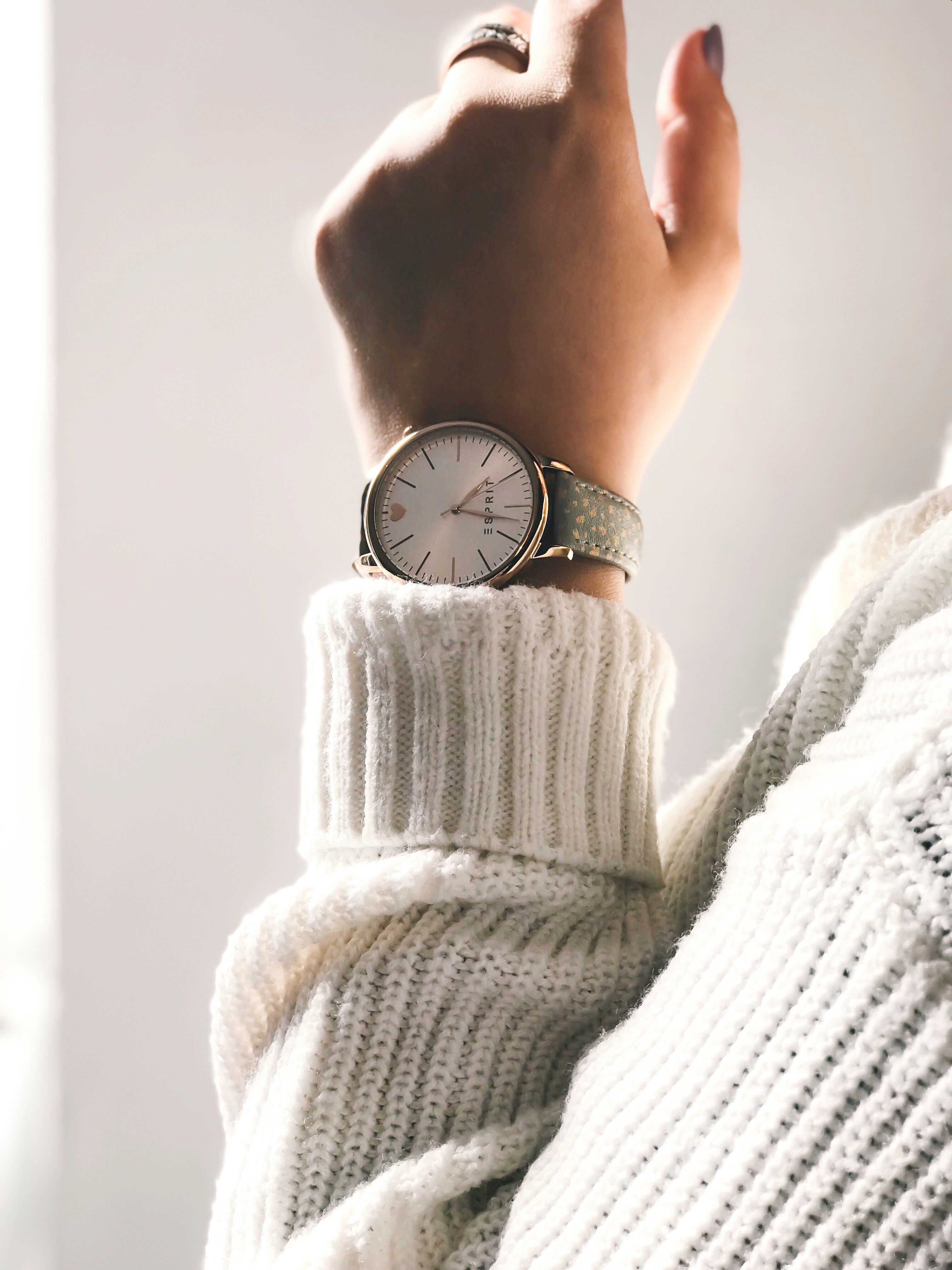 Das Handgelenk einer Person mit einer Uhr | Quelle: Unsplash