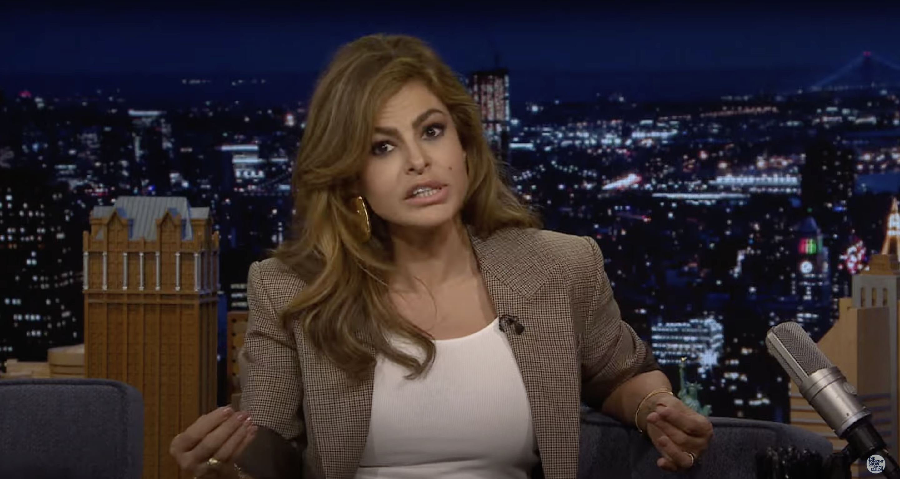 Eva Mendes in der "The Tonight Show Starring Jimmy Fallon", die für ihr neues Kinderbuch wirbt, aus einem YouTube-Video vom 19. September 2024 | Quelle: Youtube/@fallontonight