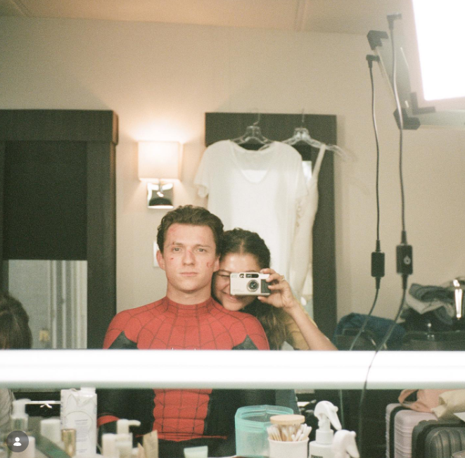 Sie haben der Welt nie ausdrücklich gesagt, dass sie ein Paar sind. Auf diesem Foto posieren Zendaya und Tom Holland hinter den Kulissen während der Dreharbeiten "Spider-Man: No Way Home" on September 1, 2021. | Source: Instagram/tomholland2013