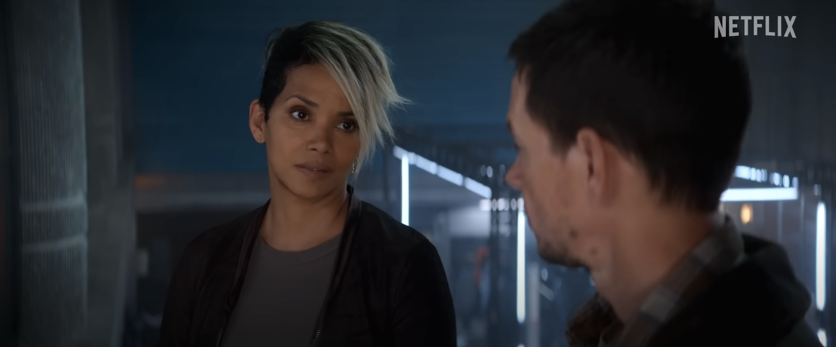 Halle Berry und Mark Wahlberg. | Quelle: YouTube/Netflix