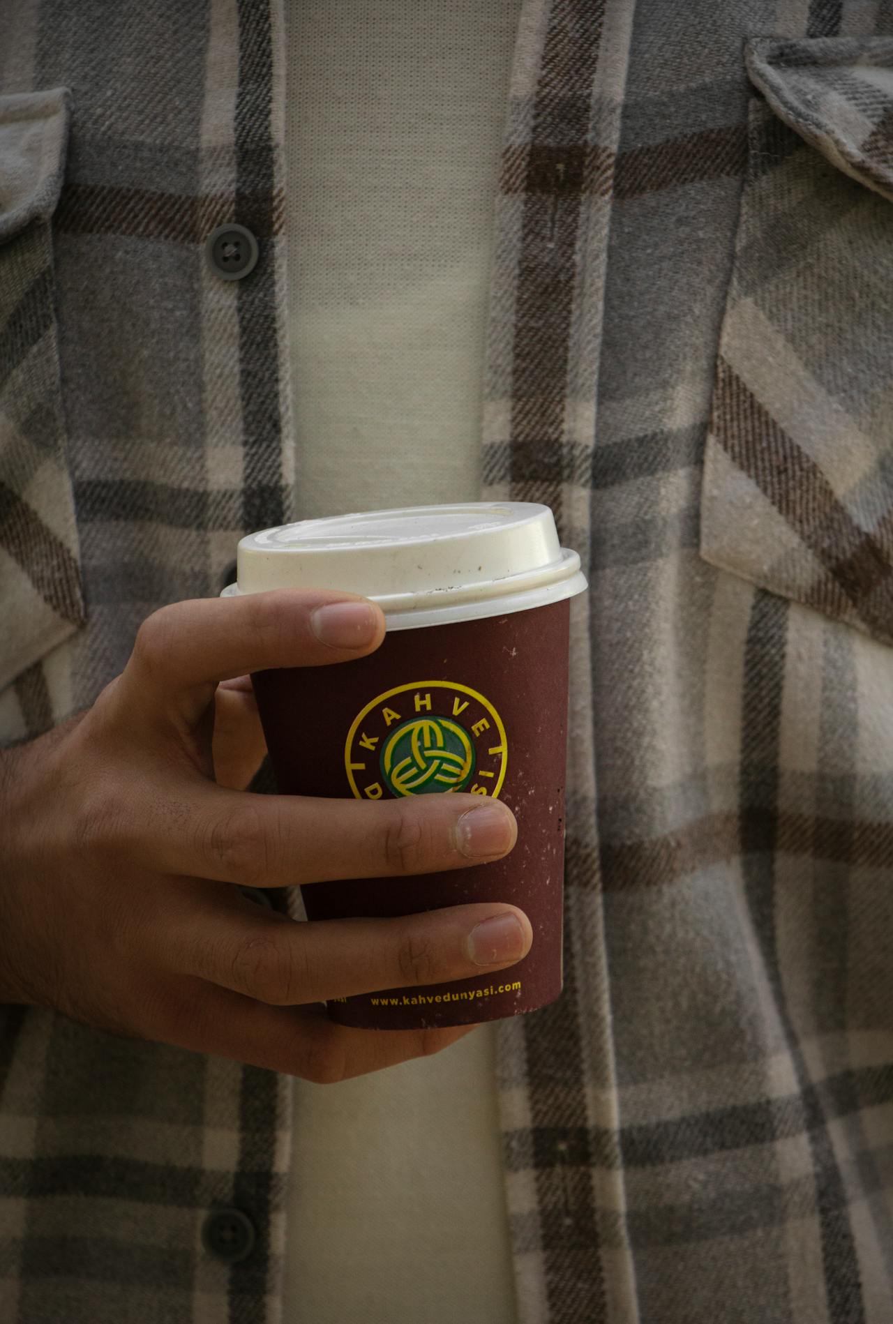 Ein Mann hält eine Tasse Kaffee | Quelle: Pexels