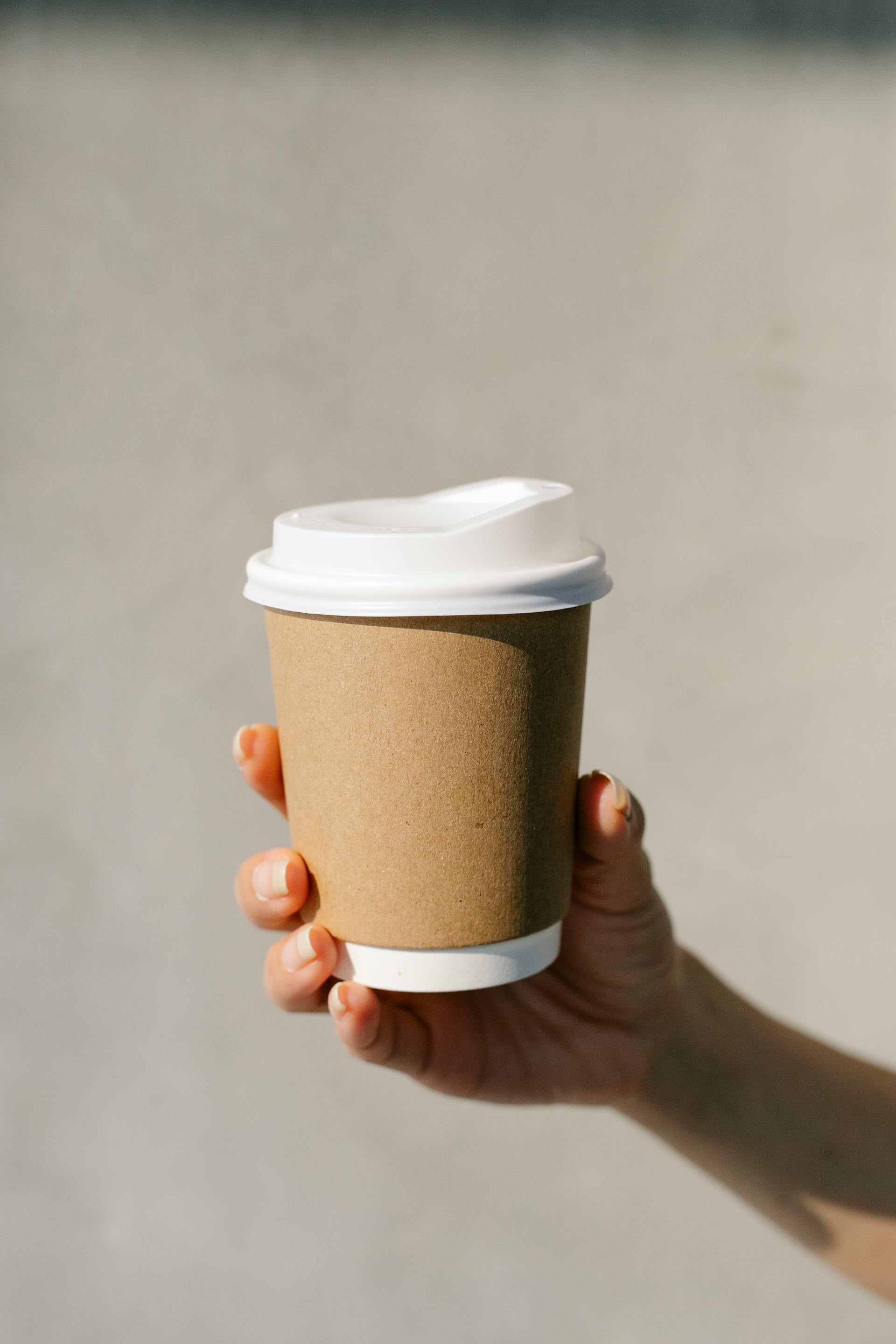 Person mit einer Tasse Kaffee in der Hand | Quelle: Pexels