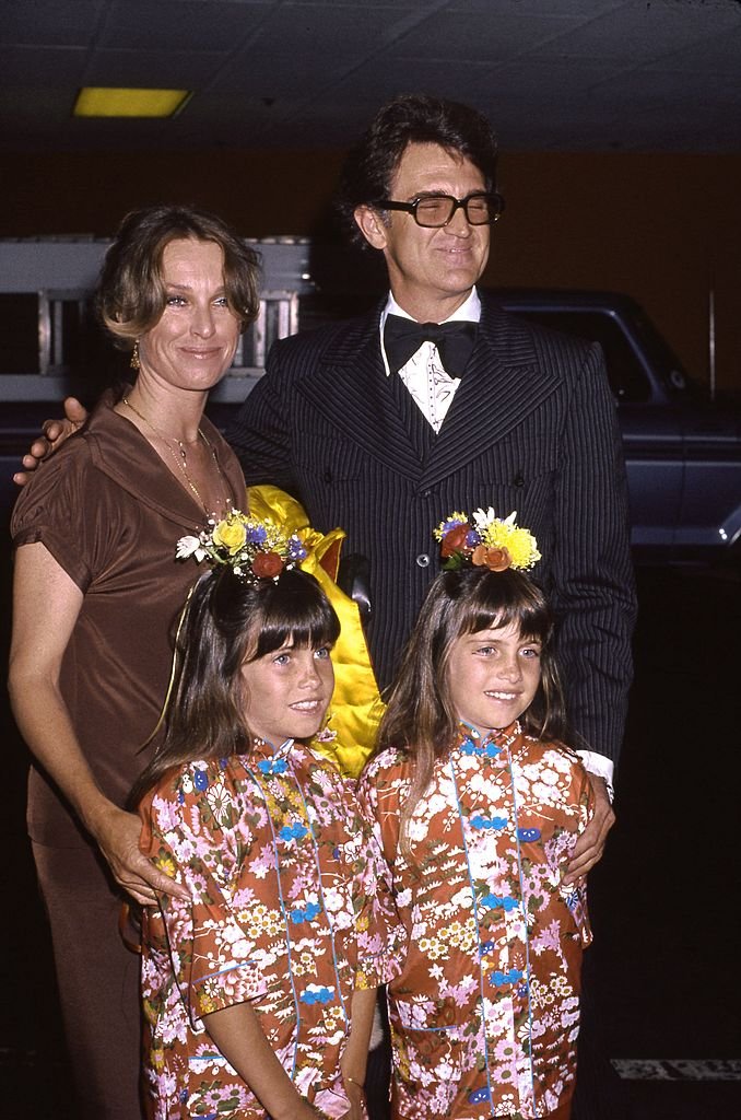 Lindsay und Sidney Greenbush mit ihren Eltern Schauspieler Billy Green Bush und Carole Kay Bush um 1980 in Los Angeles | Quelle: Getty Images