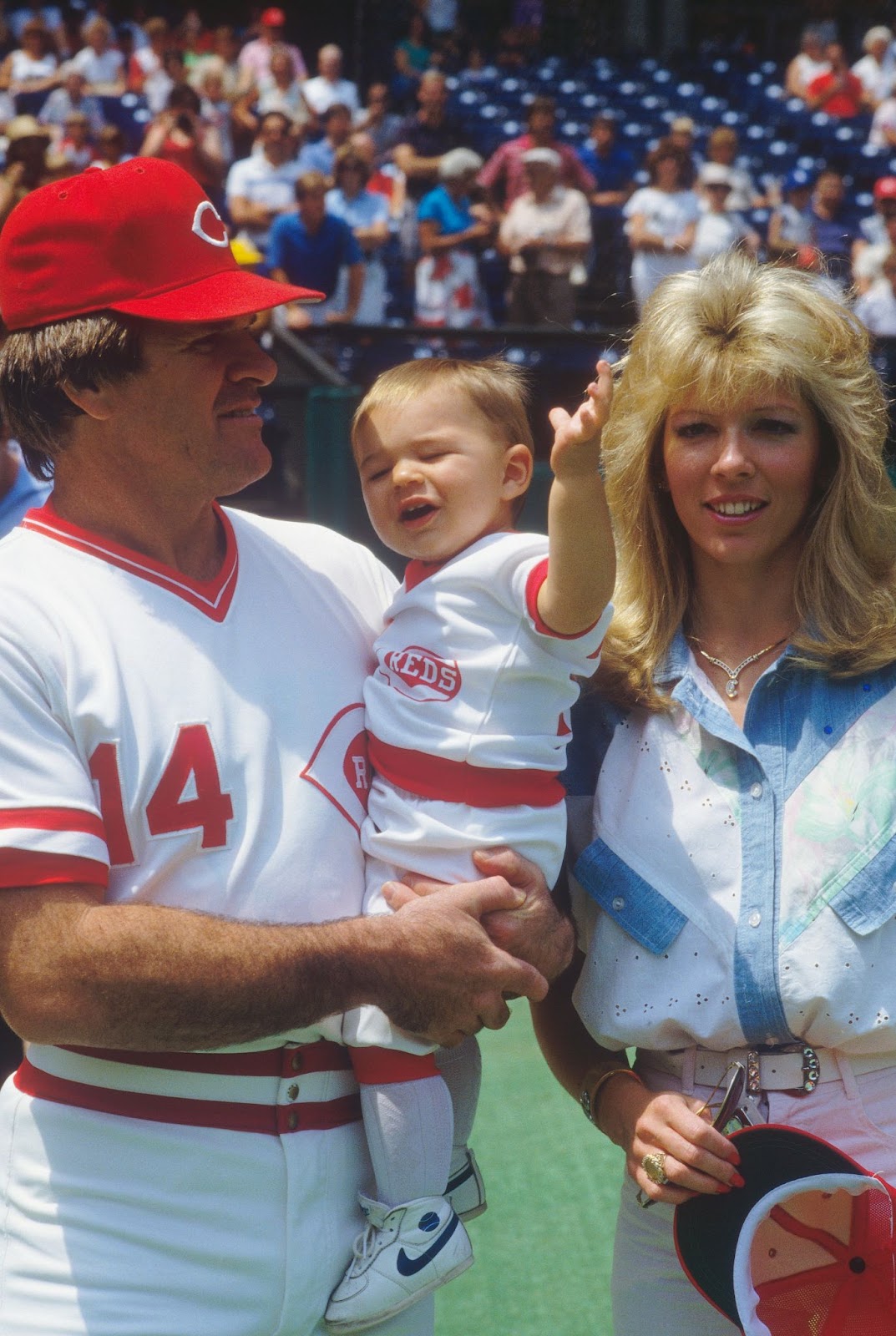 Pete Rose, Tyler Rose und Carol J. Woliung, fotografiert im Riverfront Stadium in Cincinnati, Ohio, etwa in den 1980er Jahren. | Quelle: Getty Images