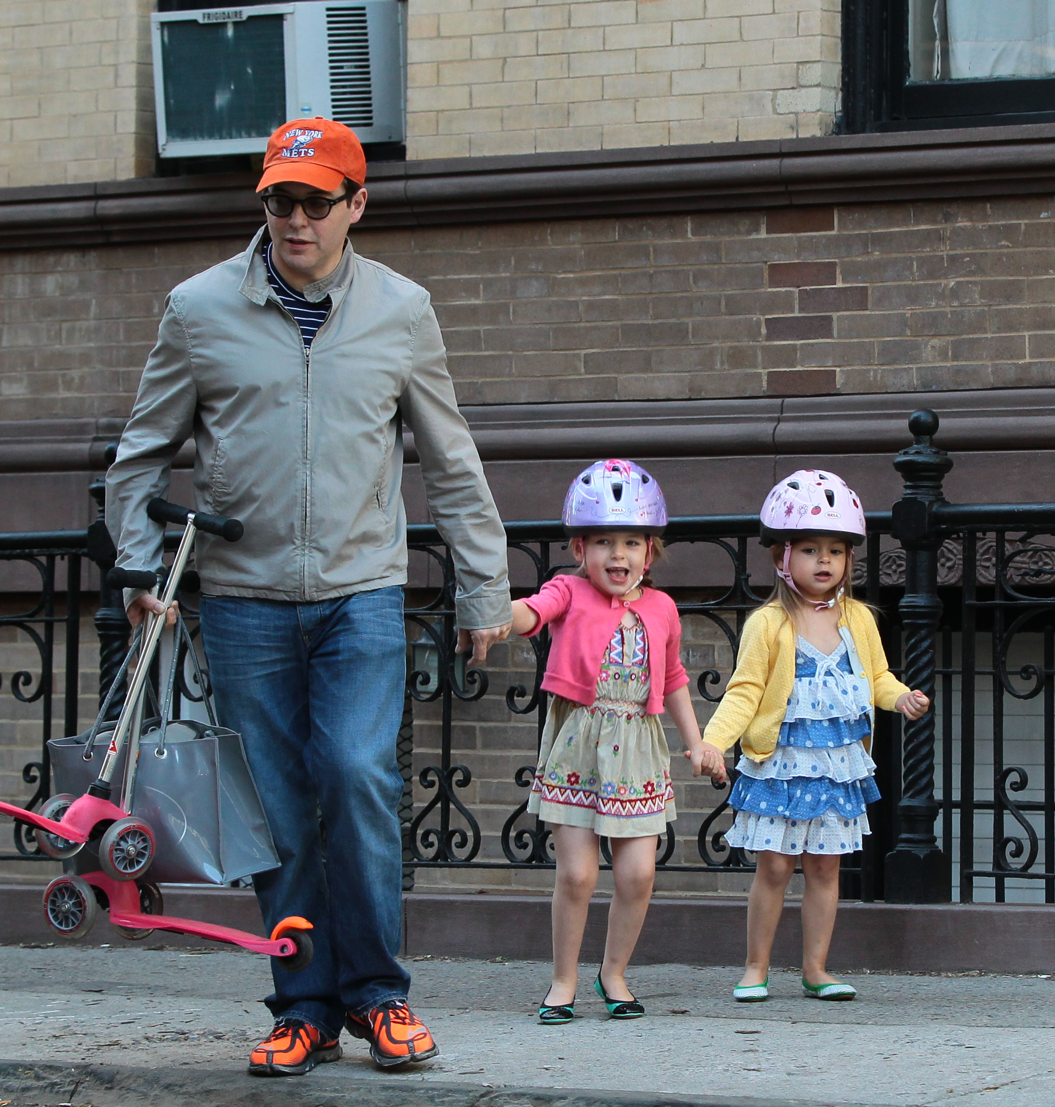 Matthew Broderick und seine Töchter Marion Loretta und Tabitha Hodge Broderick werden am 1. Mai 2013 in New York City gesehen: Getty Images