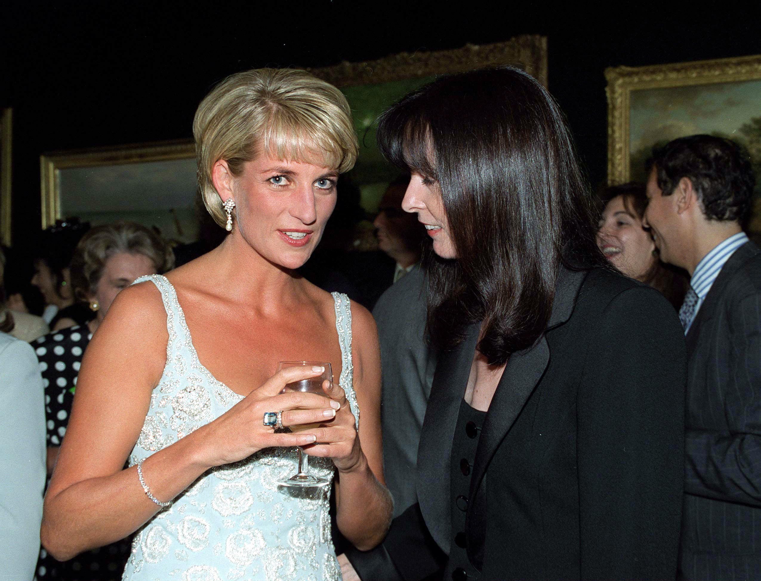 Prinzessin Diana und ihre Freundin, die Kleiderdesignerin Catherine Walker, bei einer privaten Besichtigung und einem Empfang am 2. Juni 1997 | Quelle: Getty Images