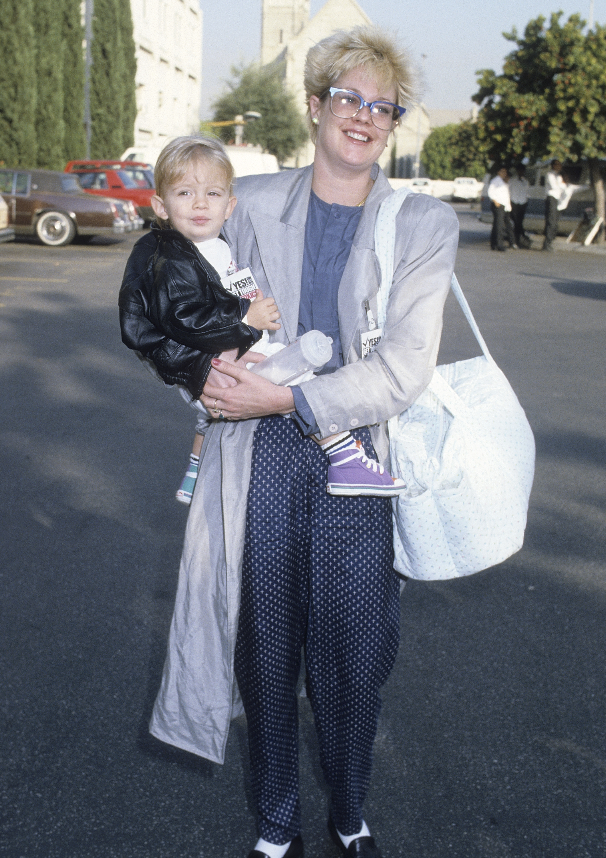 Melanie Griffith mit ihrem Sohn Alexander Bauer bei der Benefizveranstaltung "Vote Yes on Proposition 65! Benefizveranstaltung am 26. September 1986 in Culver City, Kalifornien. | Quelle: Getty Images