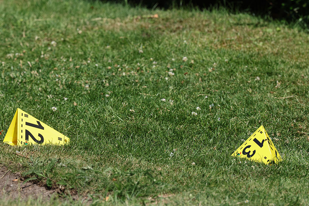 In der Nähe des Tatorts, an dem am 29. Juni 2026 bei einer Schießerei in Stade, einer Stadt im Norden Deutschlands etwa 50 Kilometer westlich von Hamburg, fünf Menschen getötet wurden, sind polizeiliche Absperrungen zu sehen. | Quelle: Getty Images