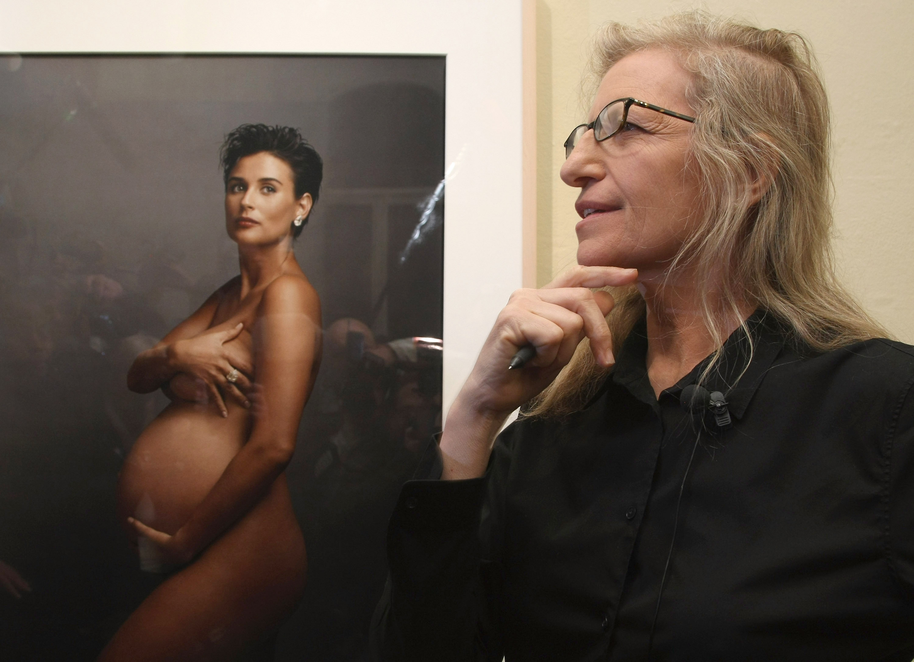 Annie Leibovitz steht vor einem Porträt der schwangeren Schauspielerin Demi Moore während eines Rundgangs durch die Ausstellung "Annie Leibovitz - A Photographer's Life 1990-2005" in der C/O Gallery am 20. Februar 2009 in Berlin, Deutschland. | Quelle: Getty Images